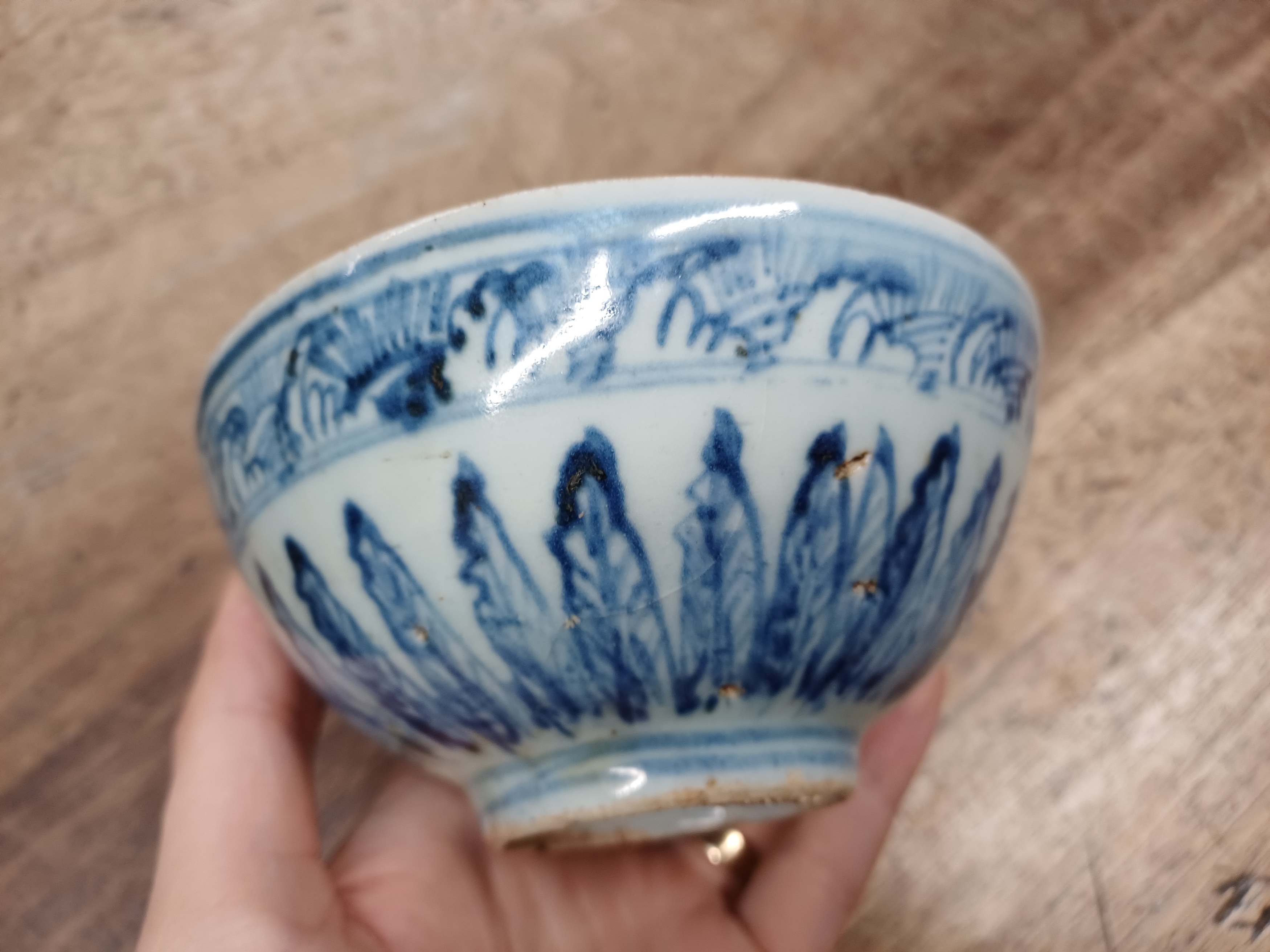 A CHINESE BLUE AND WHITE BOWL 明 青花蕉葉紋盌 - Image 2 of 6