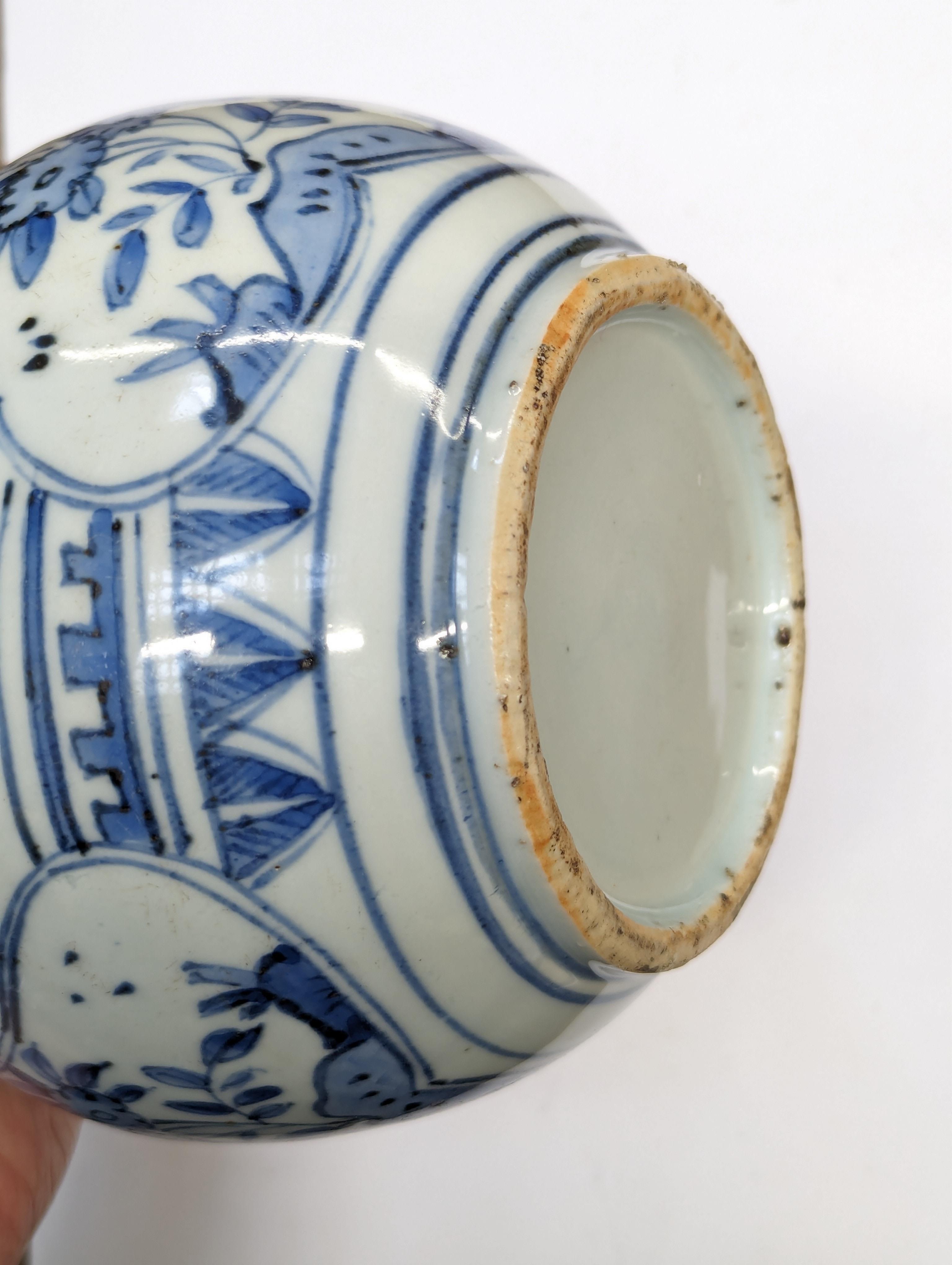 A CHINESE MING-STYLE BLUE AND WHITE DOUBLE GOURD VASE 二十世紀 明式青花葫蘆瓶 - Image 10 of 10