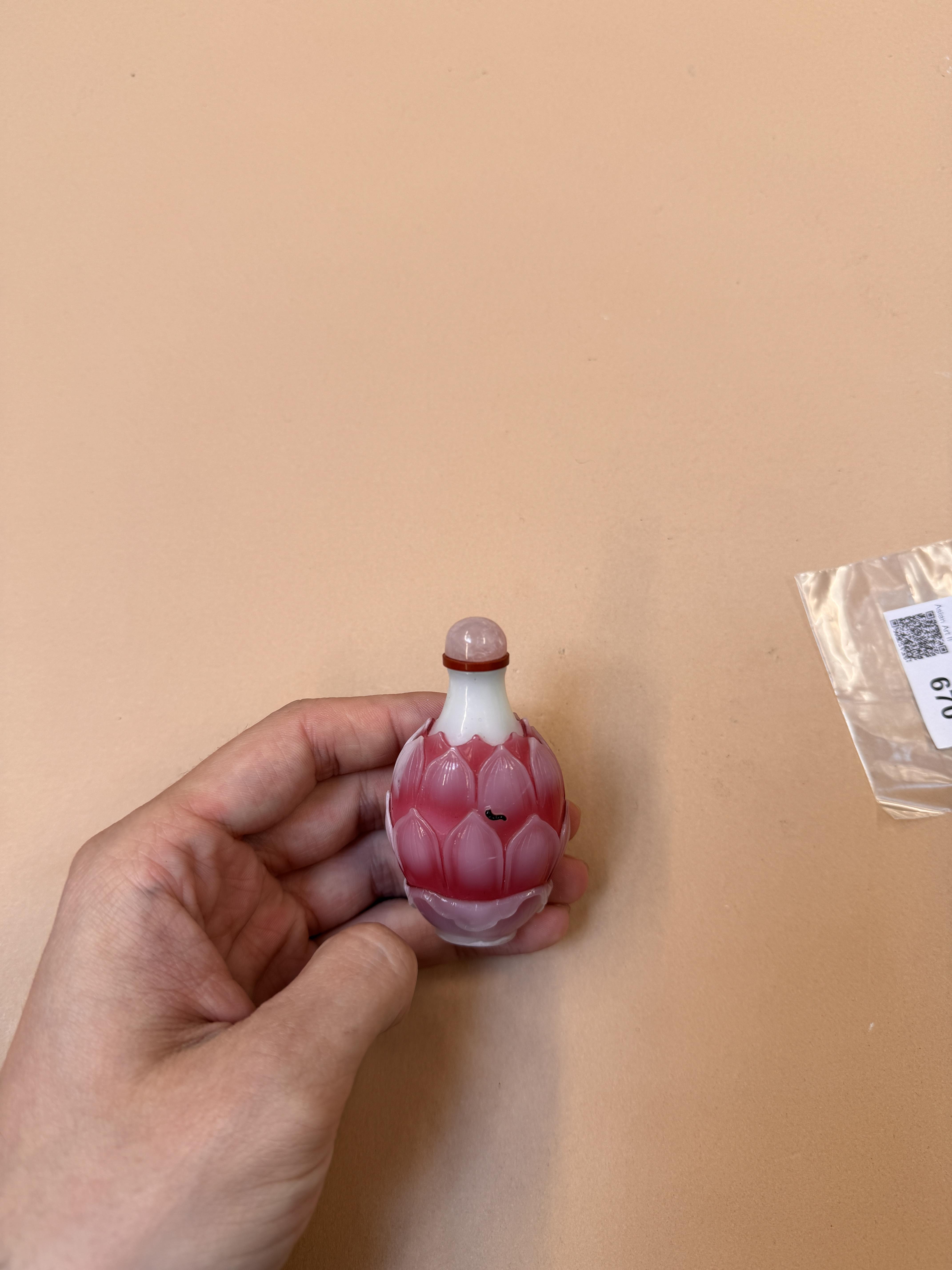 A CHINESE WHITE AND PINK BEIJING GLASS 'LOTUS' SNUFF BOTTLE 十九世紀 粉紅料荷花形鼻煙壺 - Image 3 of 16