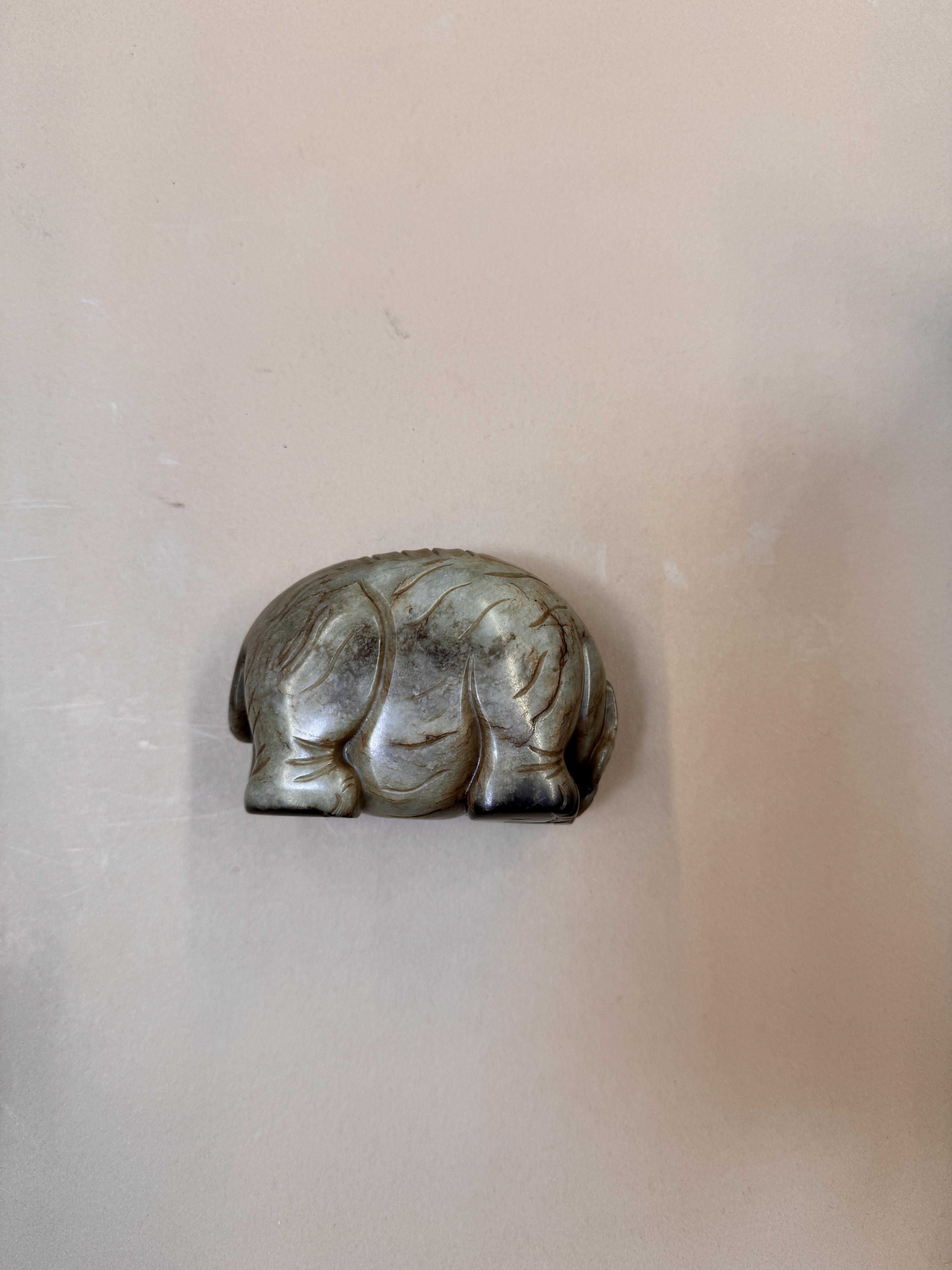 A CHINESE GREY AND BLACK JADE 'ELEPHANT' CARVING 清 灰玉臥象 - Image 17 of 18