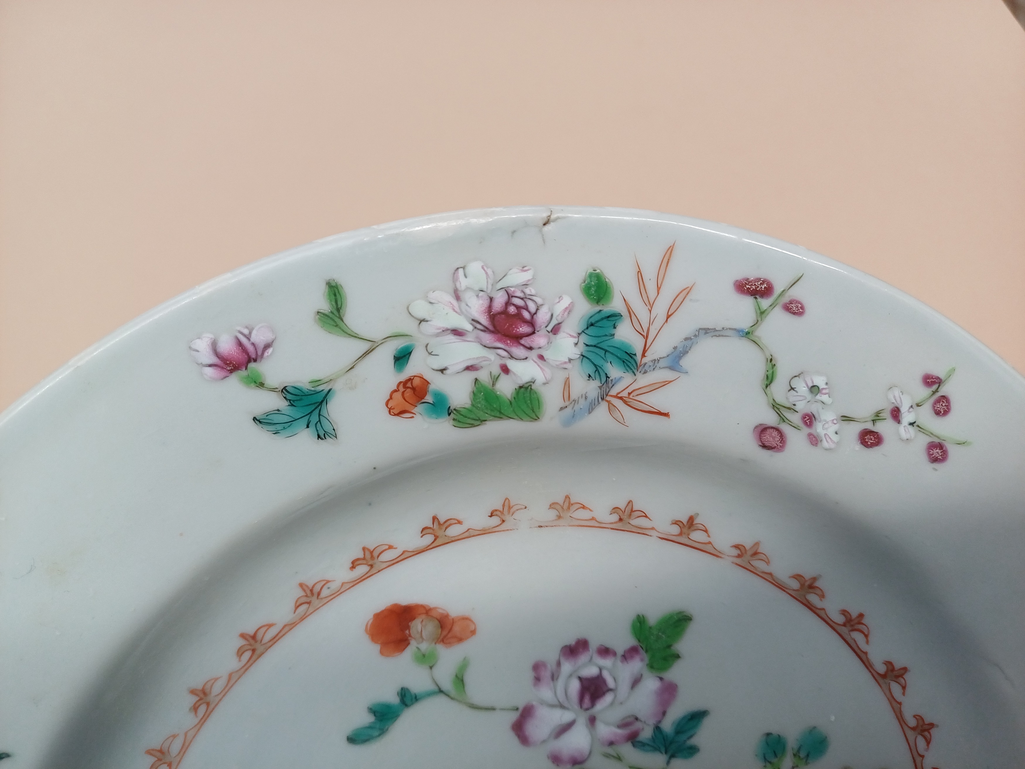 TWO CHINESE EXPORT FAMILLE-ROSE 'CRANES AND BLOSSOMS' DISHES 清十八世紀 外銷粉彩牡丹鶴紋盤兩件 - Image 7 of 15