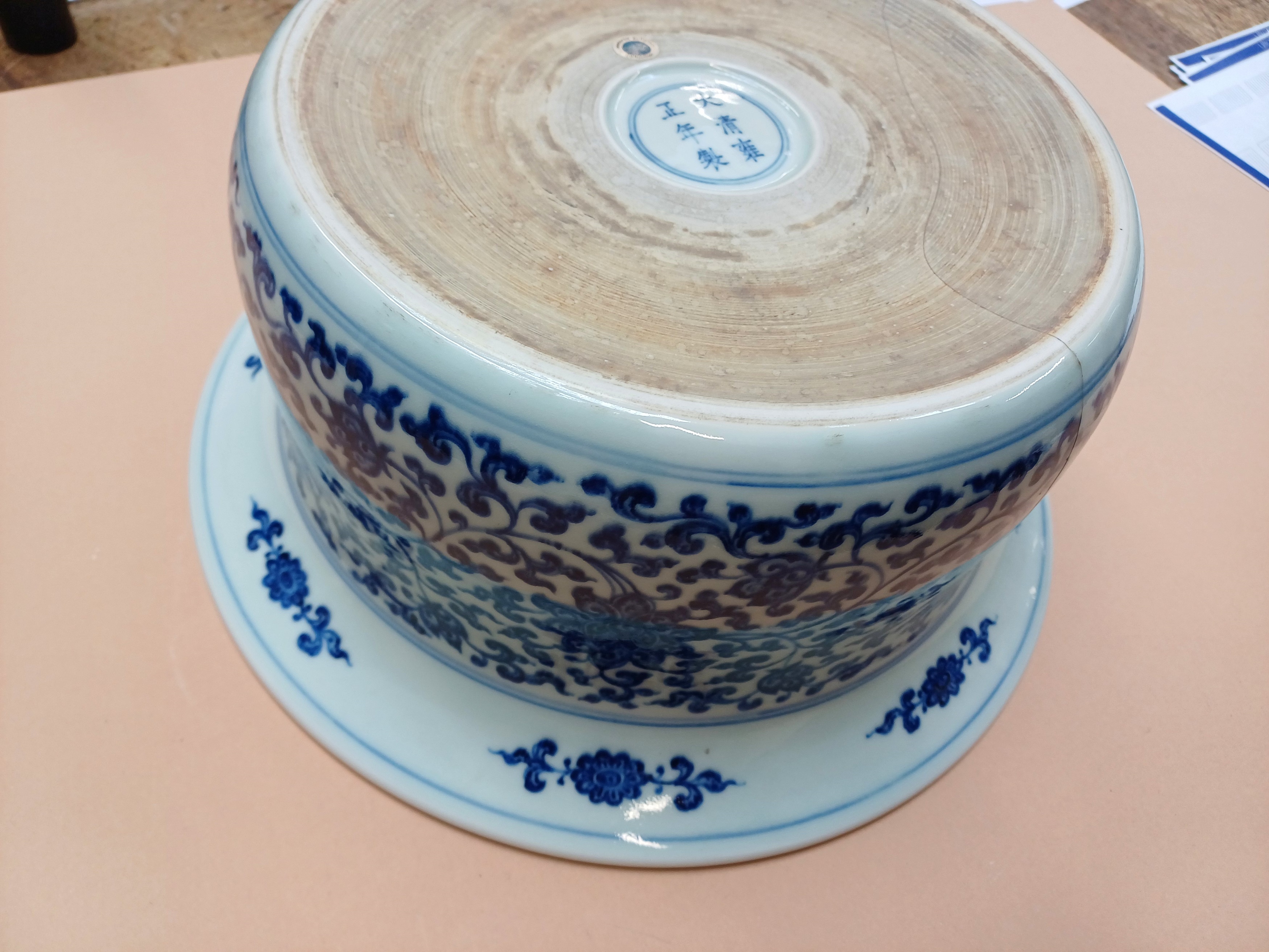 A CHINESE MING-STYLE BLUE AND WHITE 'LOTUS' BASIN 明式青花纏枝蓮紋盆 《大清雍正年製》款 - Image 11 of 14