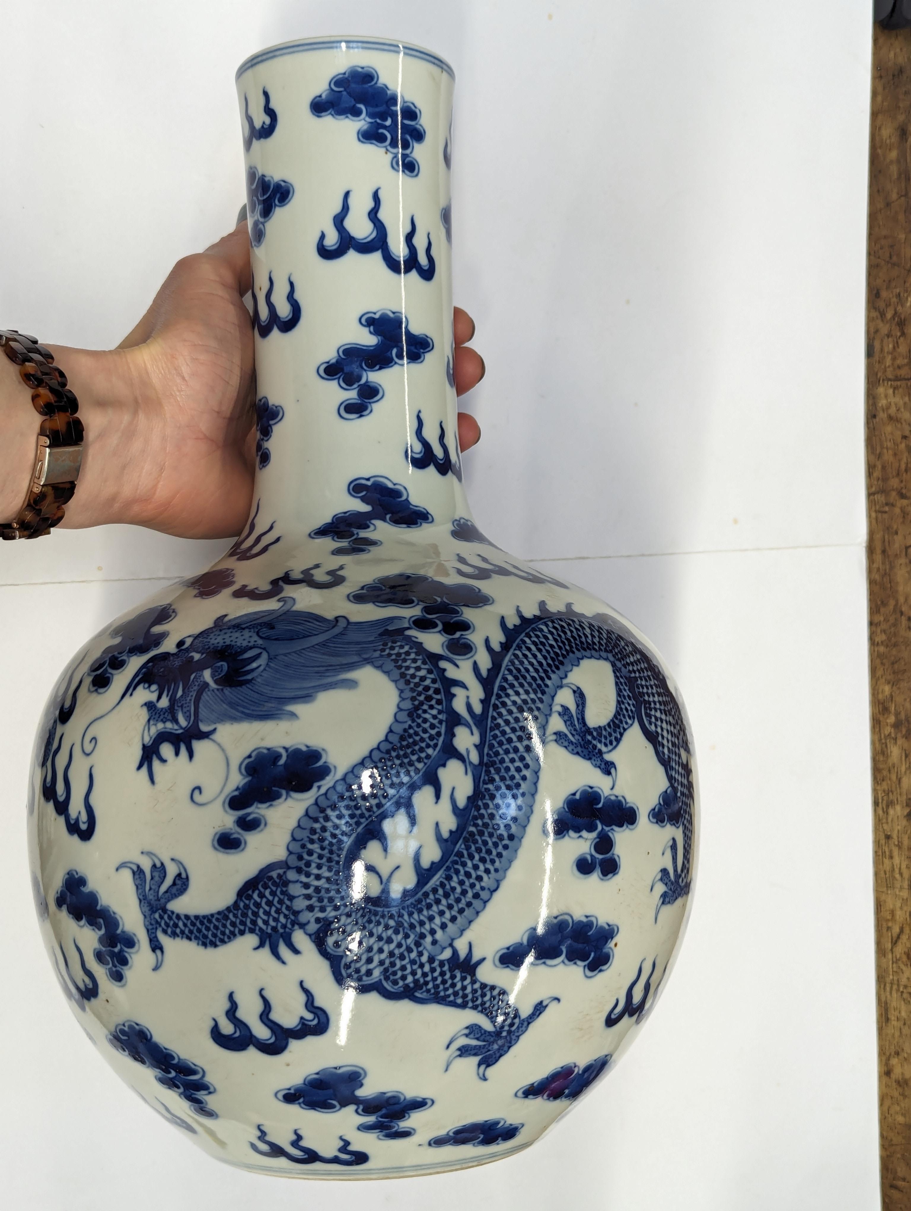 A CHINESE BLUE AND WHITE 'DRAGONS' VASE 清十九世紀 青花雲龍紋瓶 - Image 2 of 28