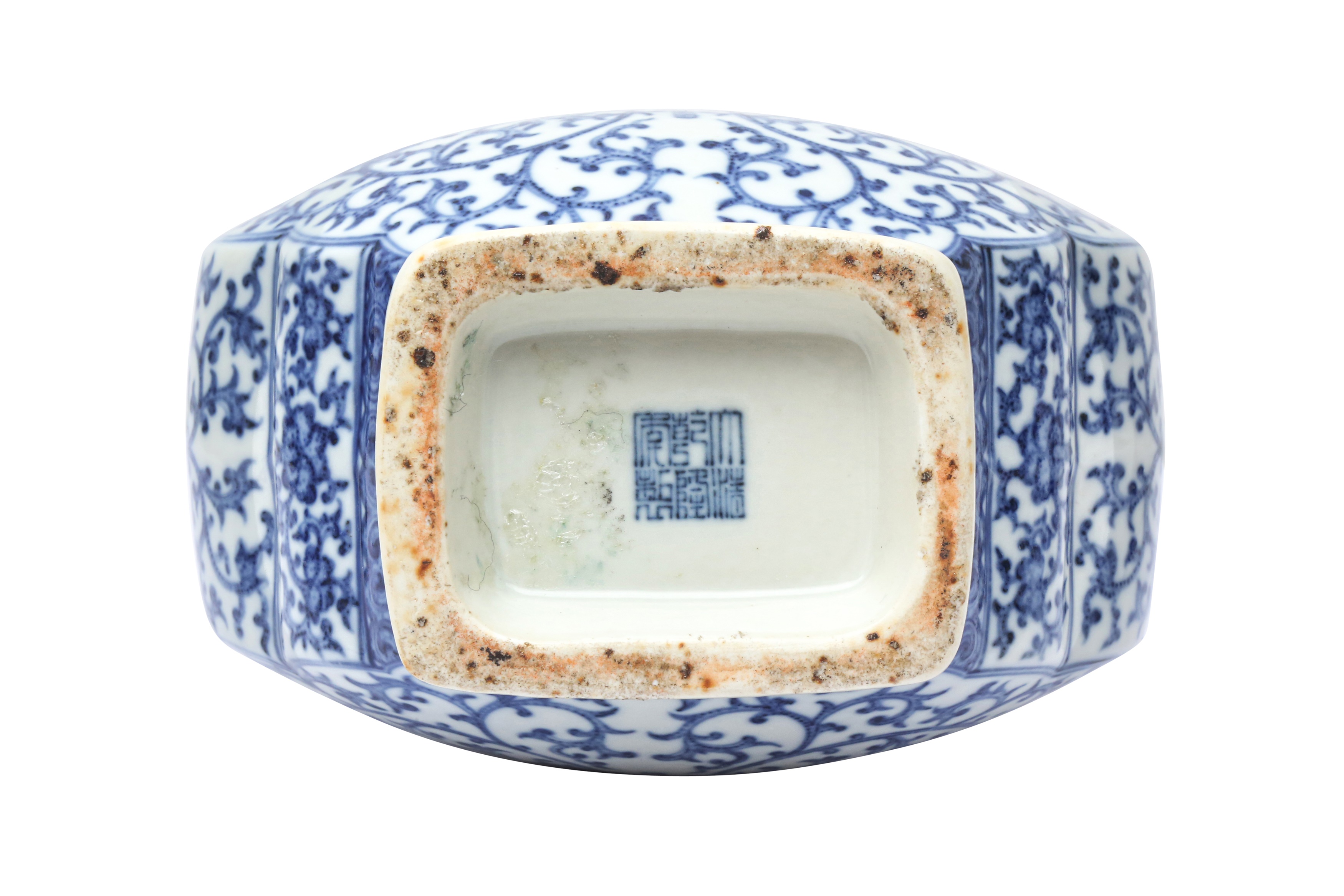 A CHINESE BLUE AND WHITE 'LOTUS SCROLLS' VASE 二十世紀 青花纏枝蓮紋雙象耳瓶 《大清乾隆年製》款 - Image 2 of 8