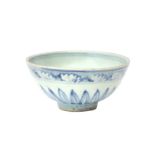 A CHINESE BLUE AND WHITE BOWL 明 青花蕉葉紋盌