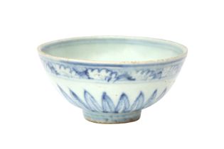 A CHINESE BLUE AND WHITE BOWL 明 青花蕉葉紋盌