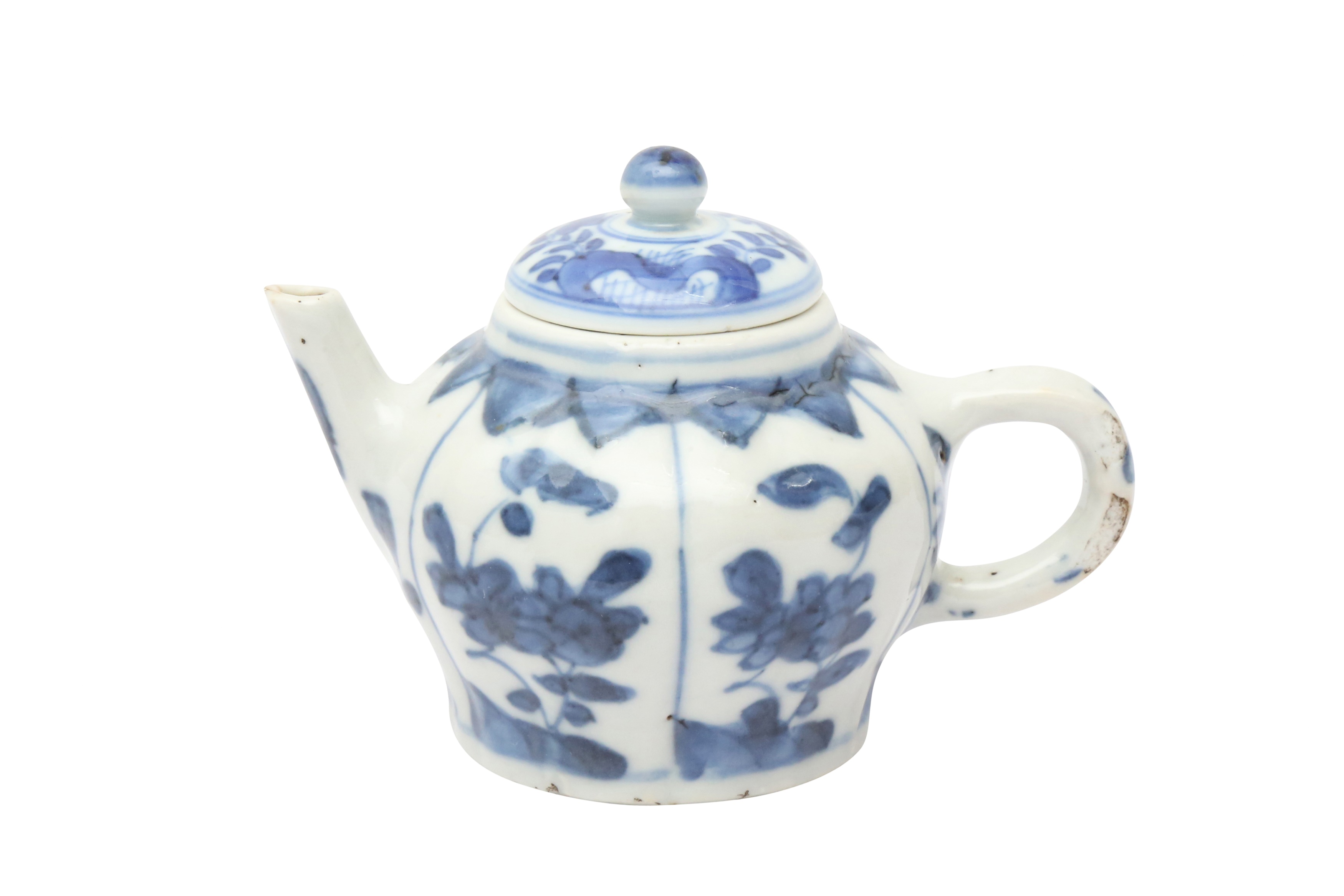 A SMALL CHINESE BLUE AND WHITE TEAPOT AND COVER 清康熙 青花花卉紋茶壺