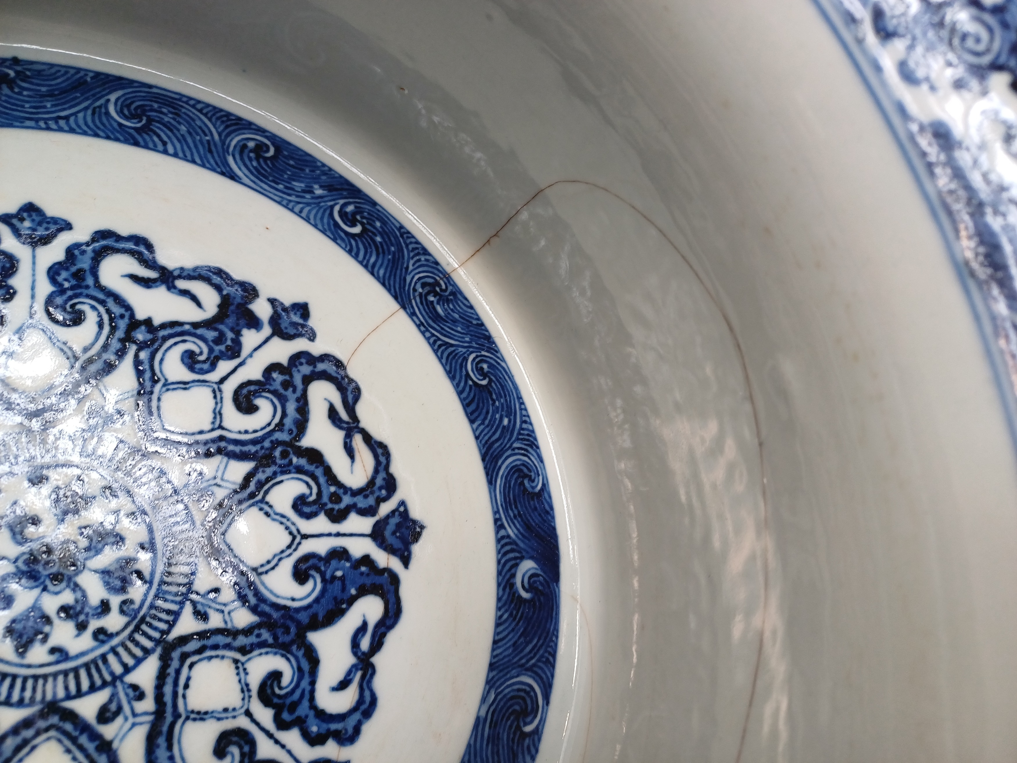 A CHINESE MING-STYLE BLUE AND WHITE 'LOTUS' BASIN 明式青花纏枝蓮紋盆 《大清雍正年製》款 - Image 6 of 14