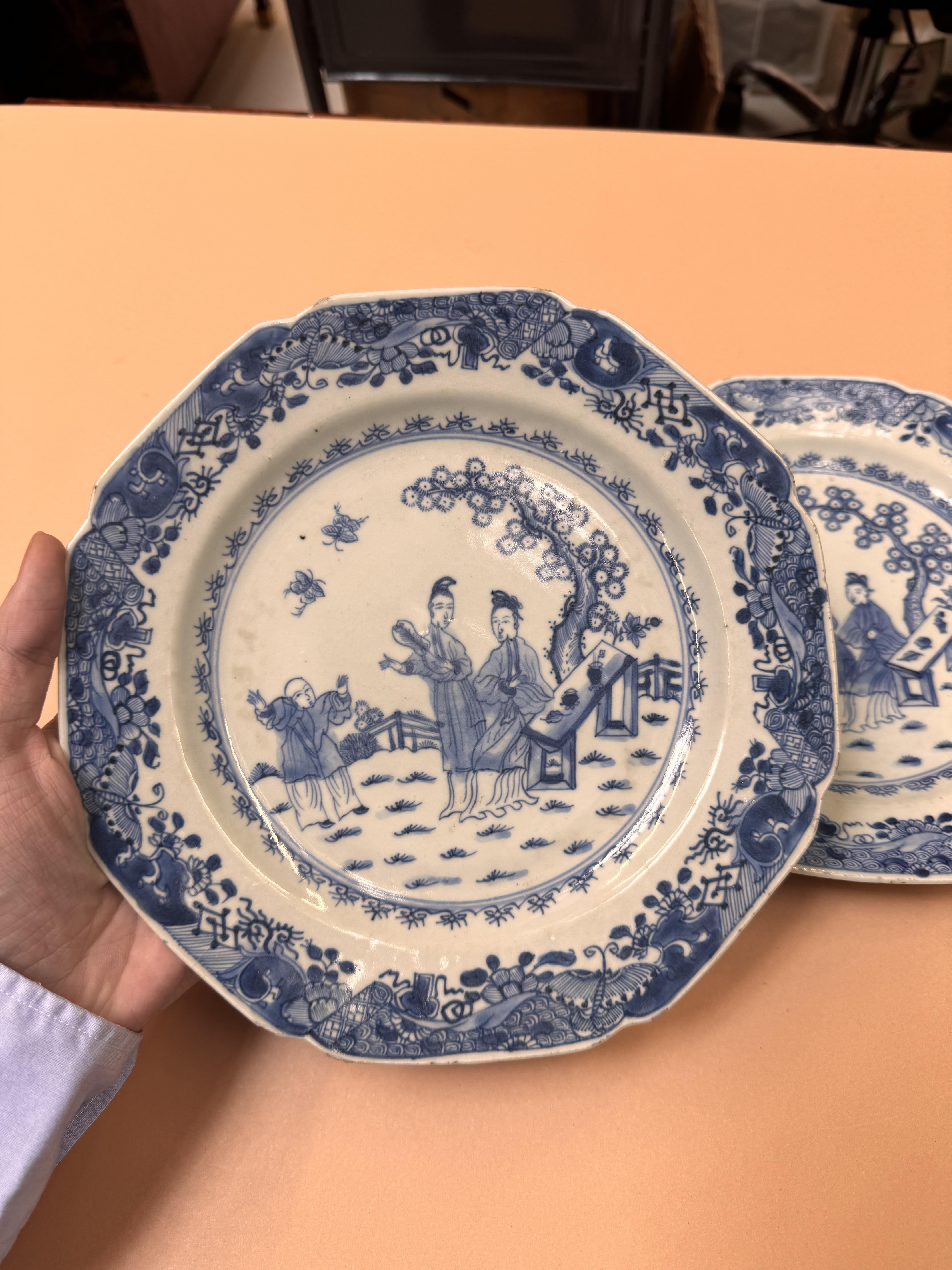 TWO CHINESE EXPORT BLUE AND WHITE DISHES 清十八世紀 外銷青花人物故事圖紋盤兩件 - Image 5 of 11