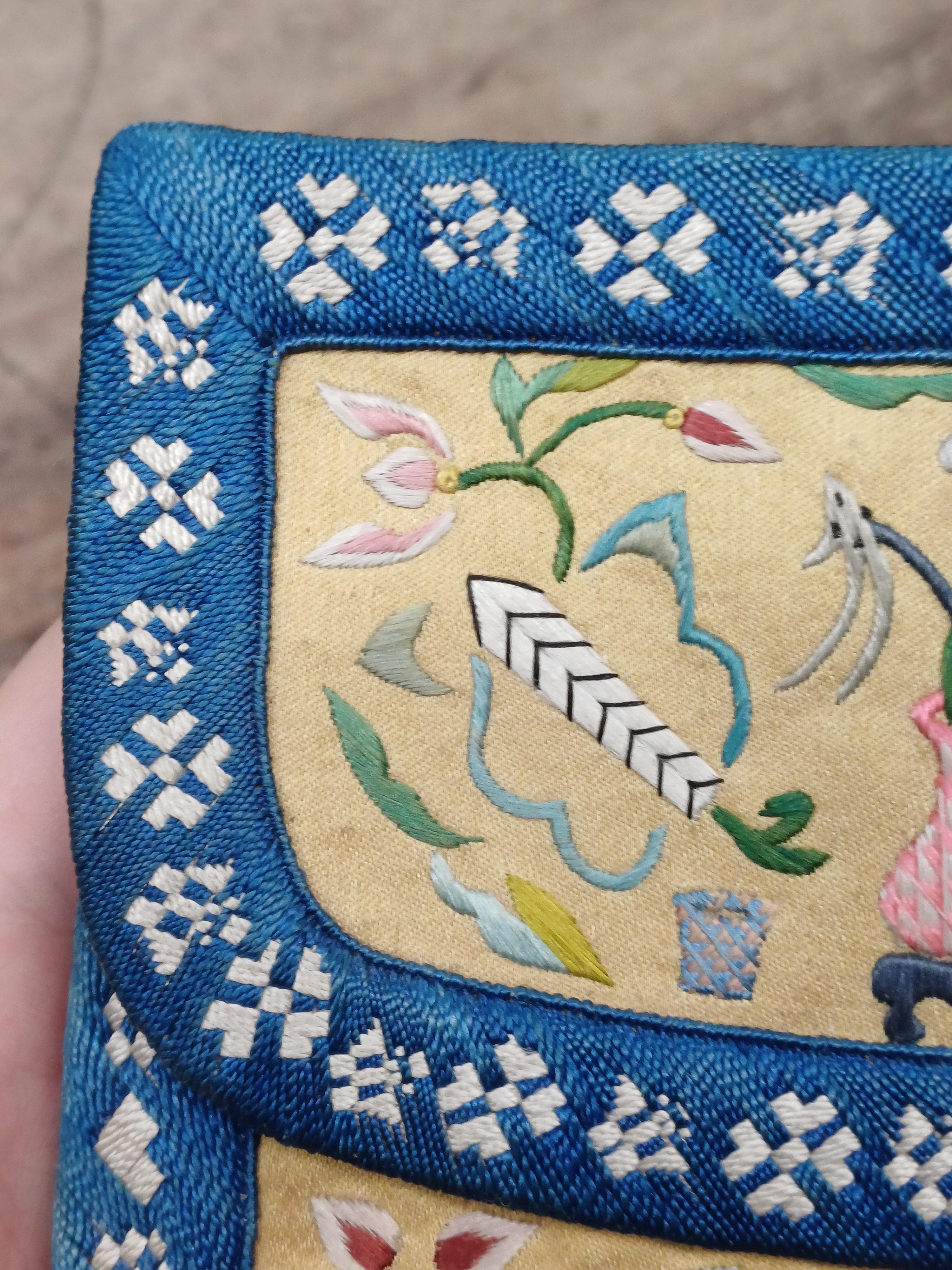 A CHINESE SILK EMBROIDERED PURSE 清十九世紀 絲繡花卉圖紋包 - Image 8 of 10
