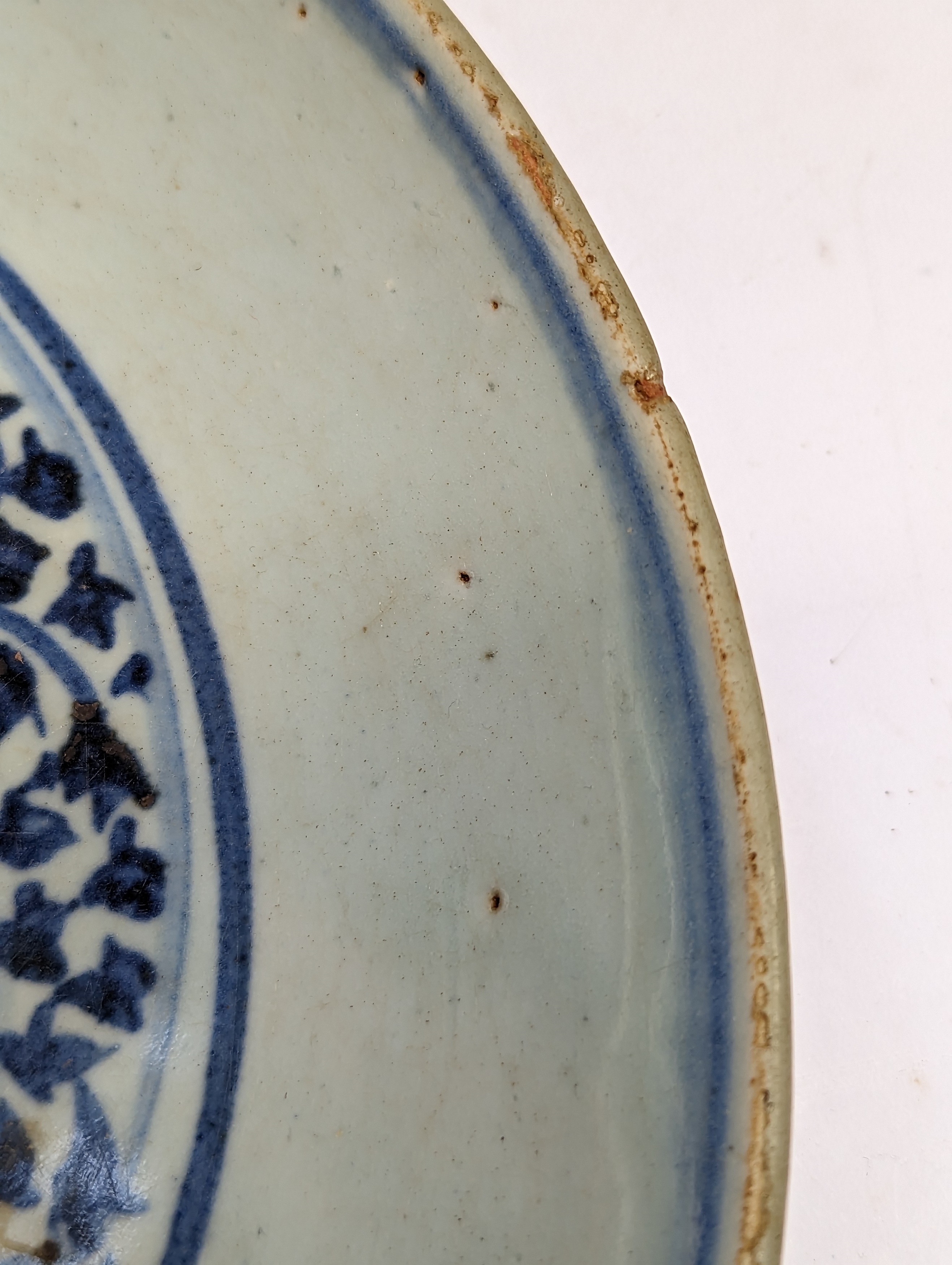 A CHINESE BLUE AND WHITE 'SCHOLAR'S ROCK' DISH 明 青花供石紋盤 - Image 10 of 13