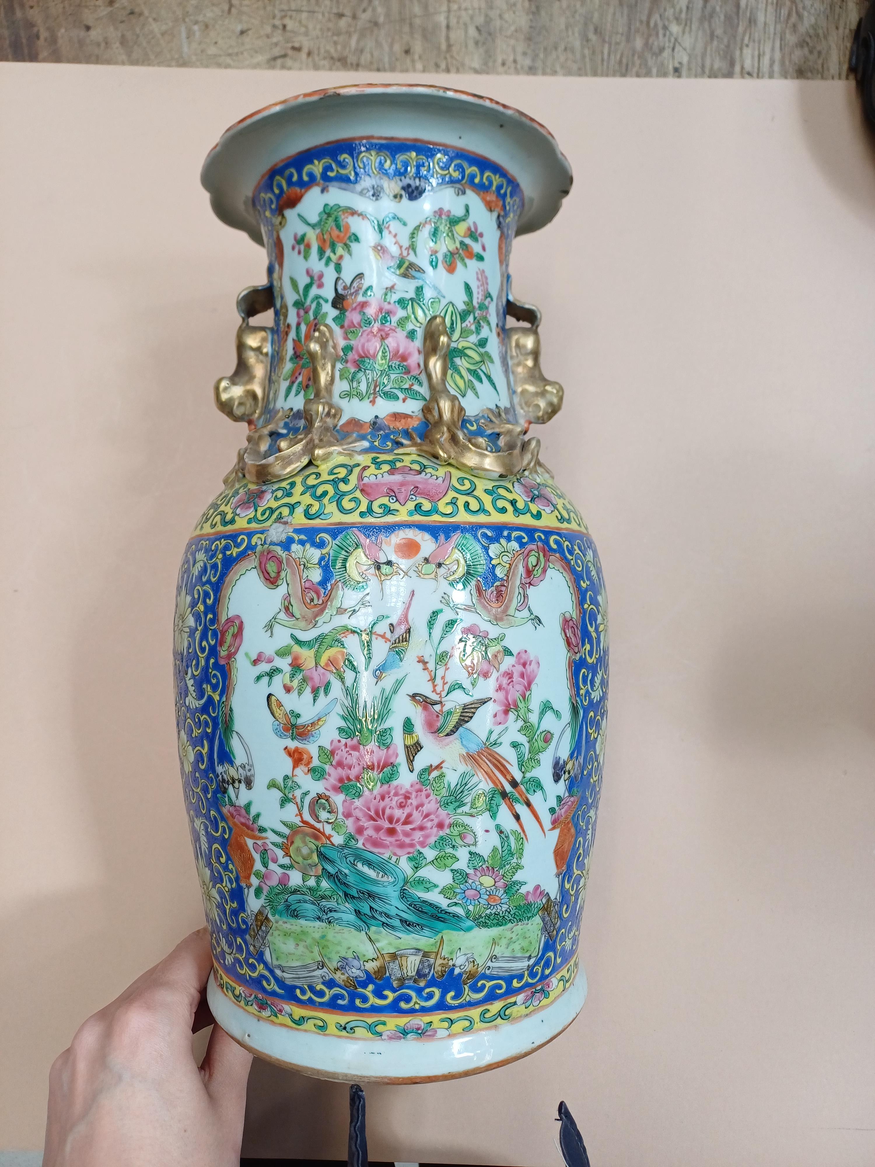 A PAIR OF CHINESE CANTON FAMILLE-ROSE VASES 十九或二十世紀 廣彩花鳥圖紋瓶一對 - Image 7 of 14