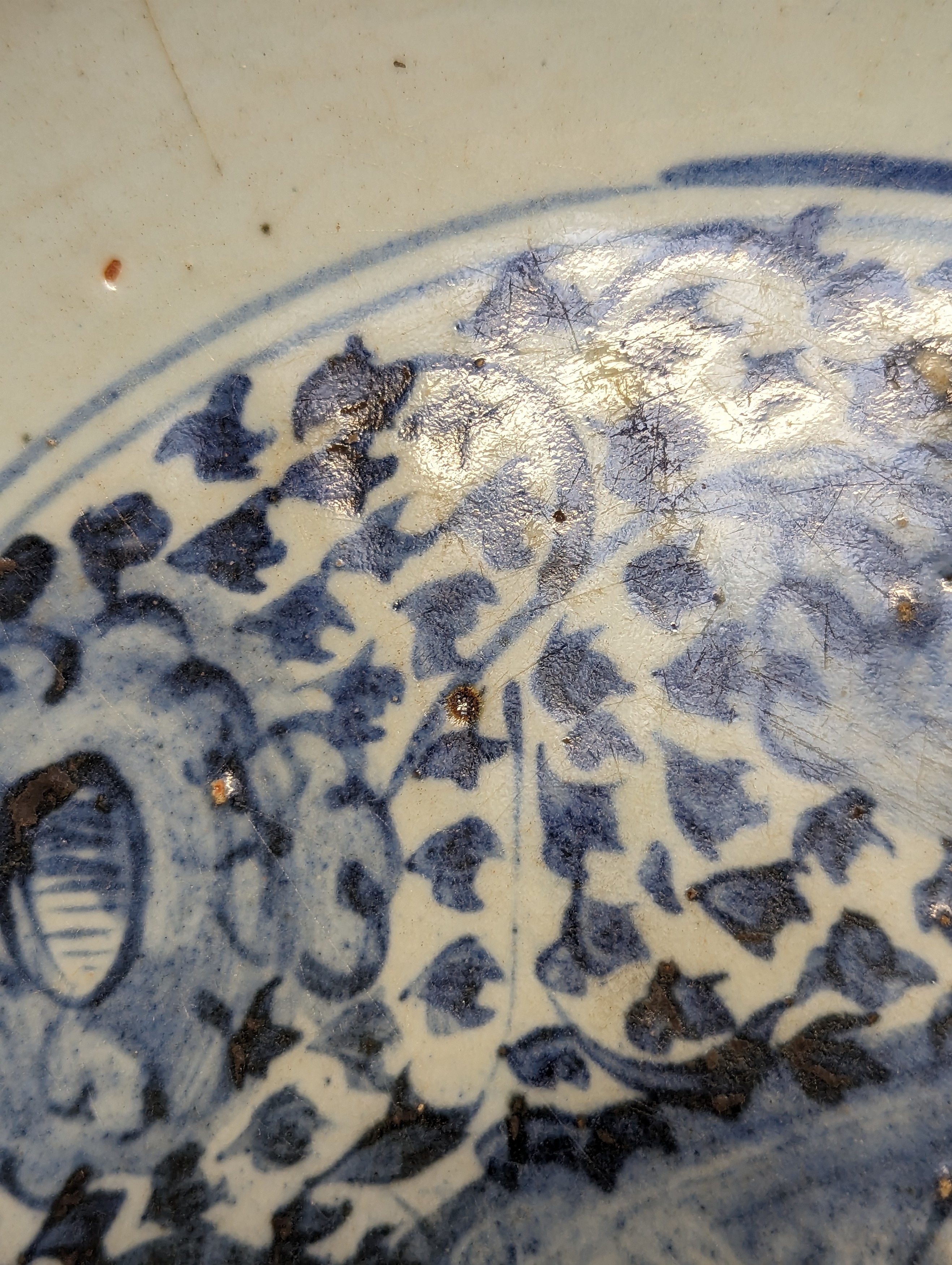 A CHINESE BLUE AND WHITE 'SCHOLAR'S ROCK' DISH 明 青花供石紋盤 - Image 4 of 13