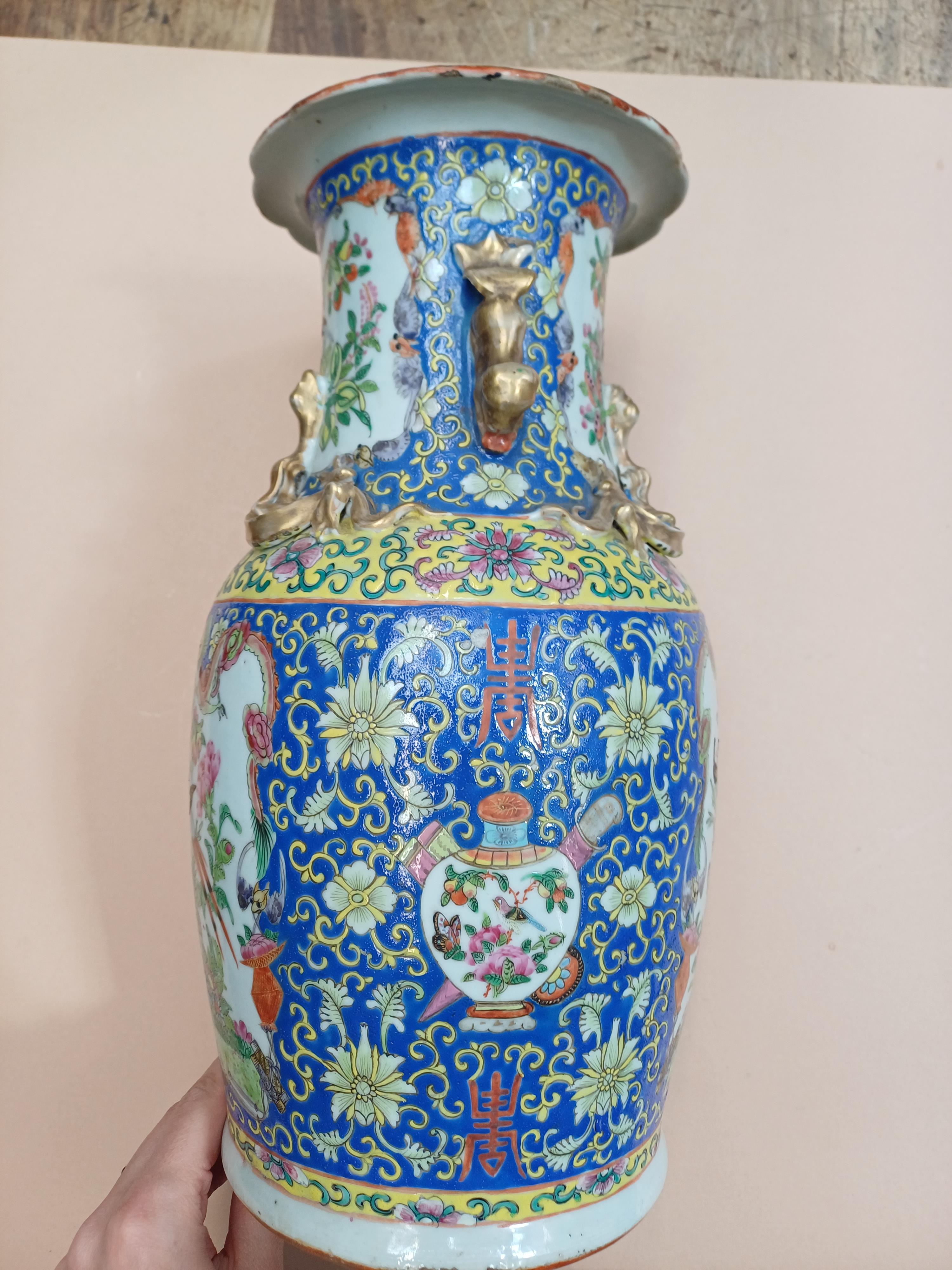 A PAIR OF CHINESE CANTON FAMILLE-ROSE VASES 十九或二十世紀 廣彩花鳥圖紋瓶一對 - Image 8 of 14