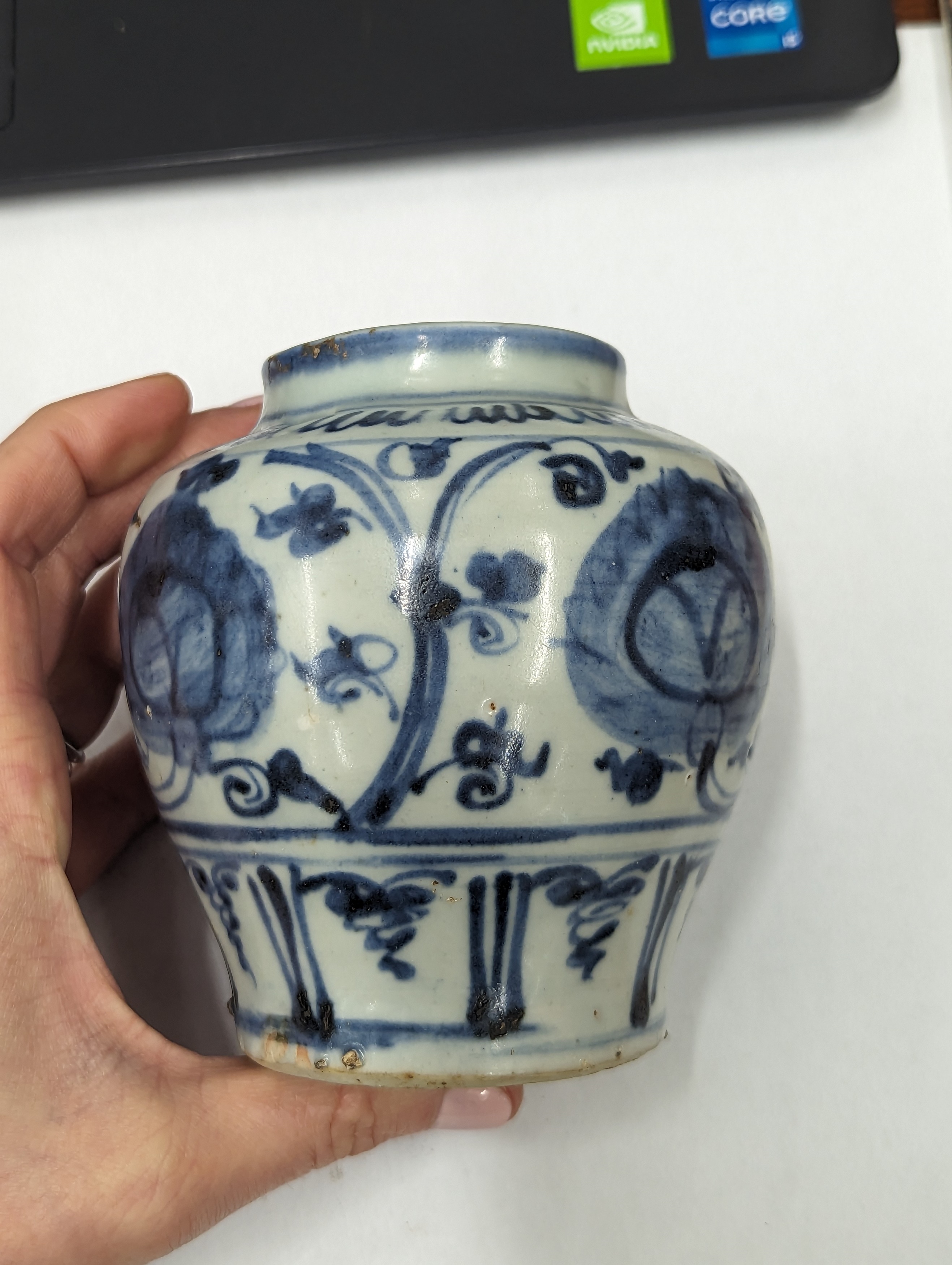 A SMALL CHINESE BLUE AND WHITE JAR 明 青花花卉紋小罐 - Image 3 of 11