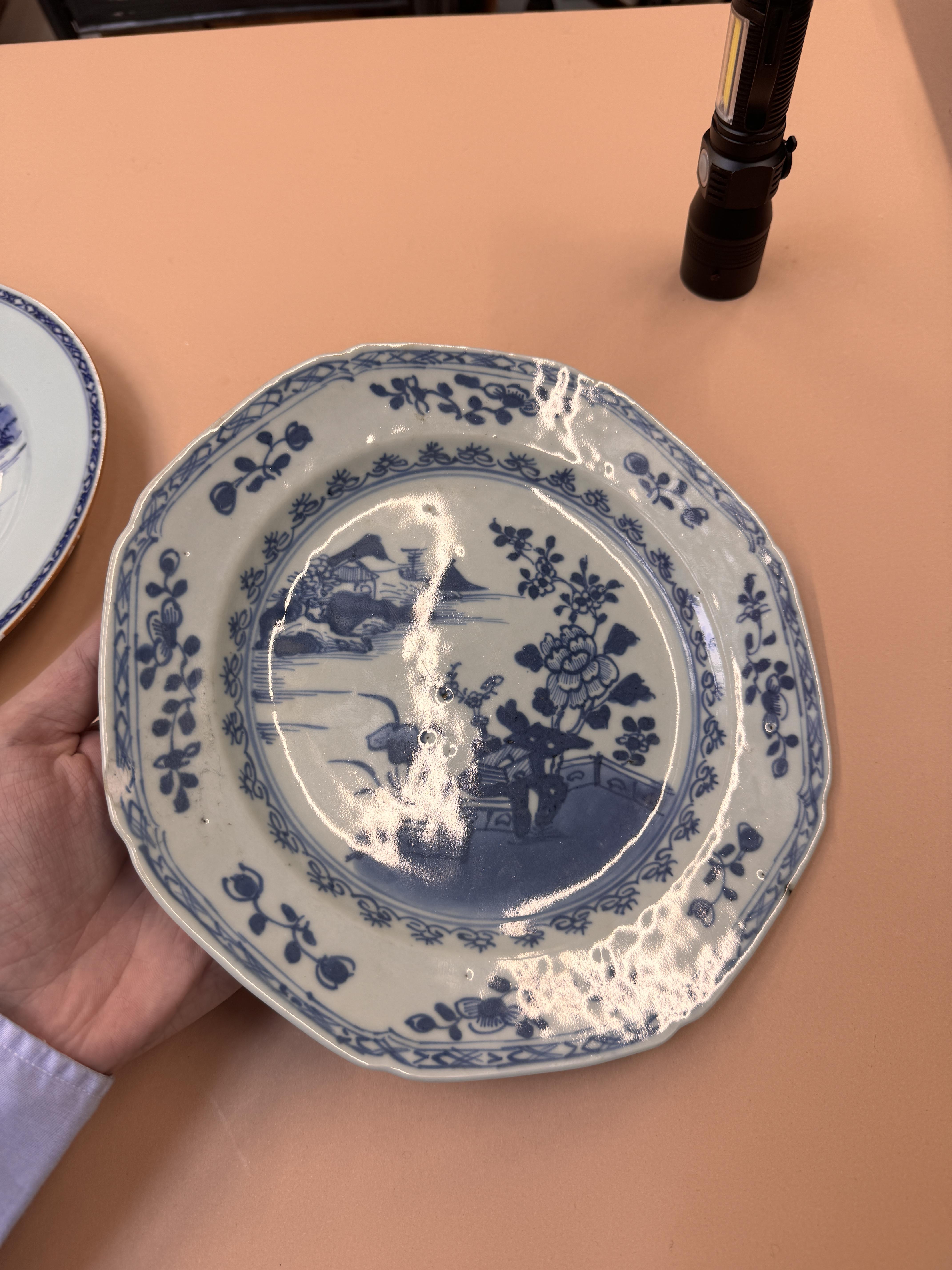 TWO CHINESE EXPORT BLUE AND WHITE DISHES 清十八世紀 外銷青花盤兩件 - Image 7 of 12