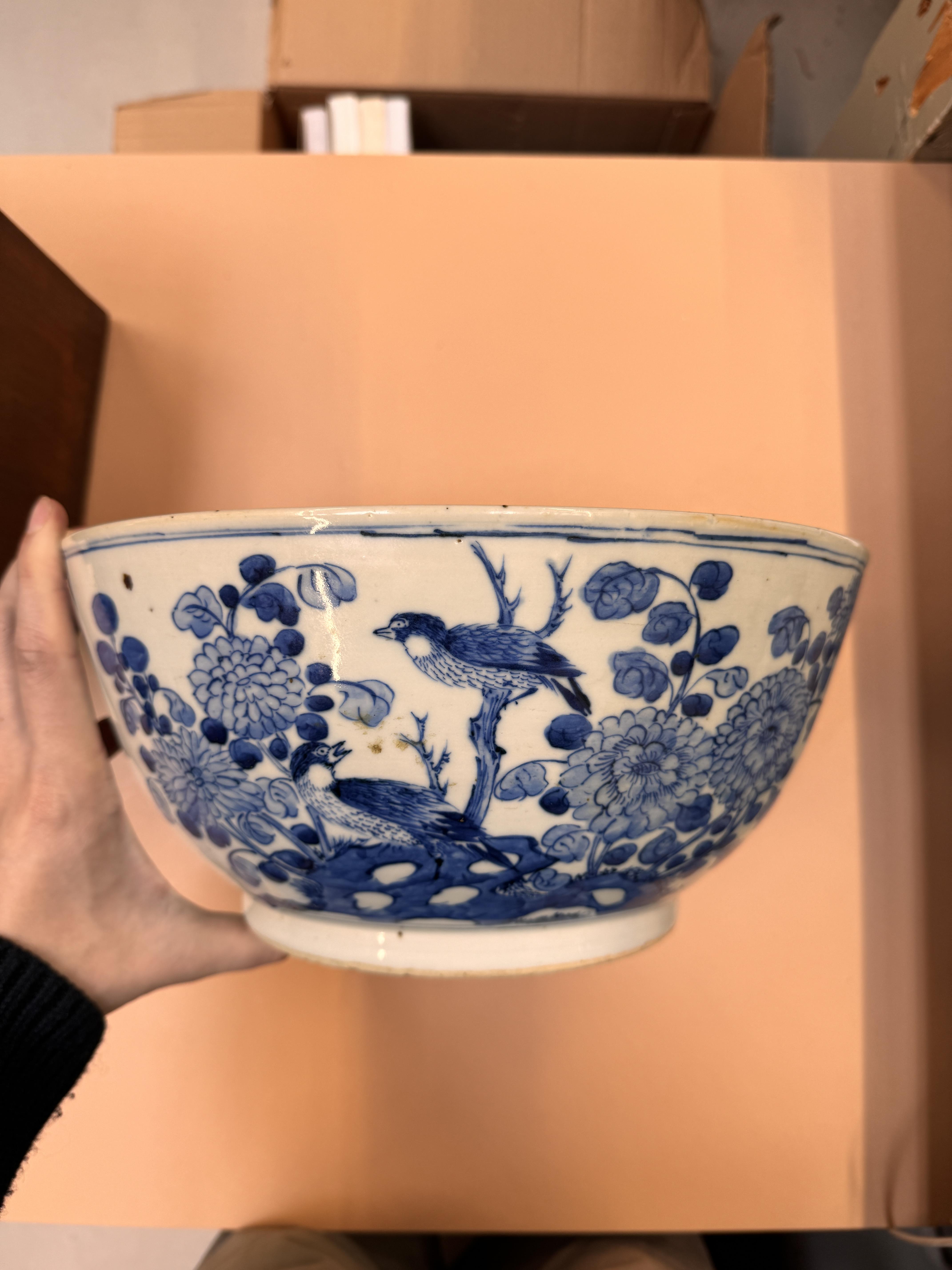 A CHINESE BLUE AND WHITE 'BIRDS AND BLOSSOMS' BOWL 清十九世紀 青花花鳥圖紋盌 - Image 10 of 15
