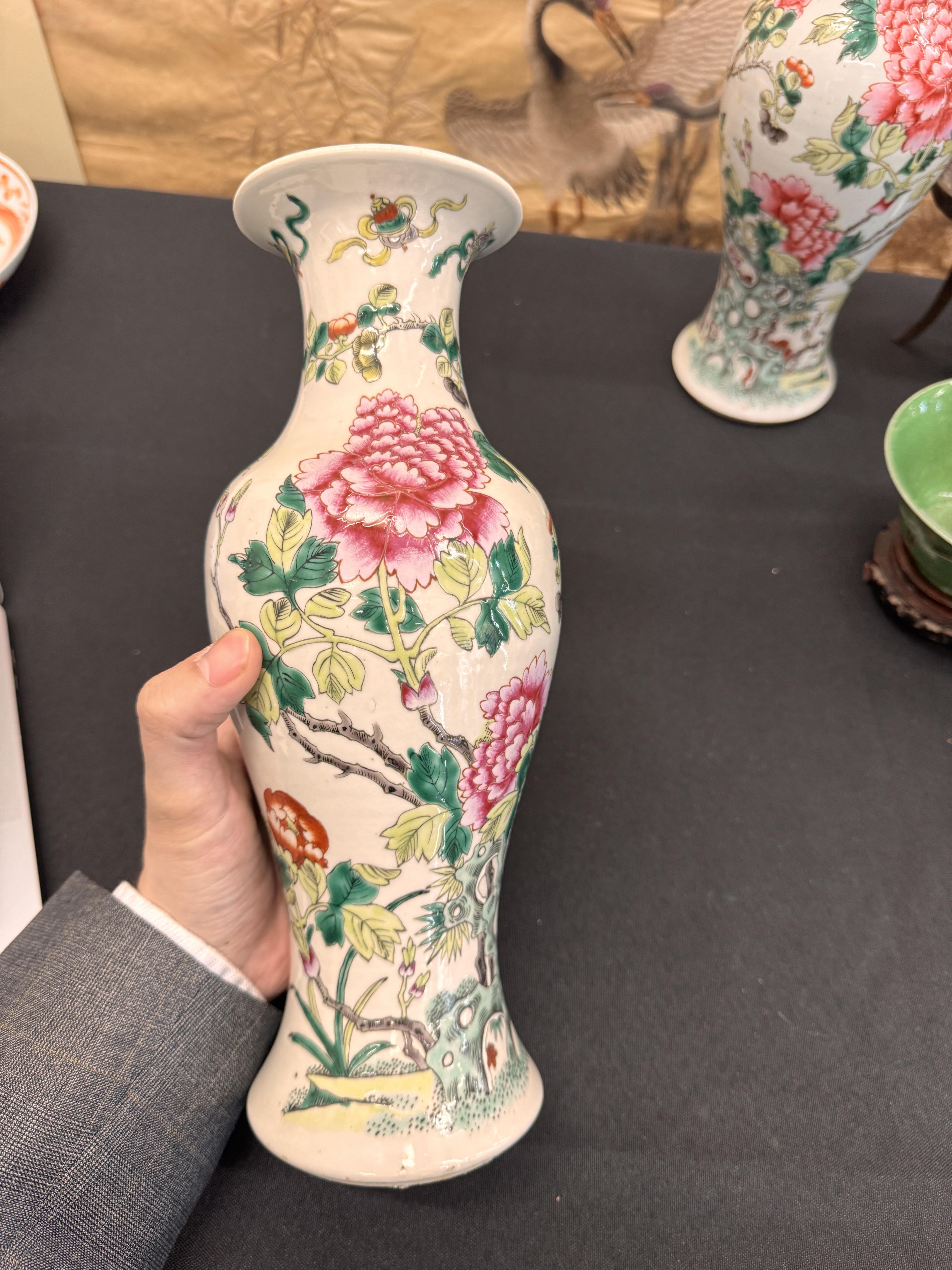 A PAIR OF CHINESE FAMILLE-ROSE 'PEONY' VASES 清 十九或二十世紀 粉彩牡丹紋瓶一對 - Image 15 of 19