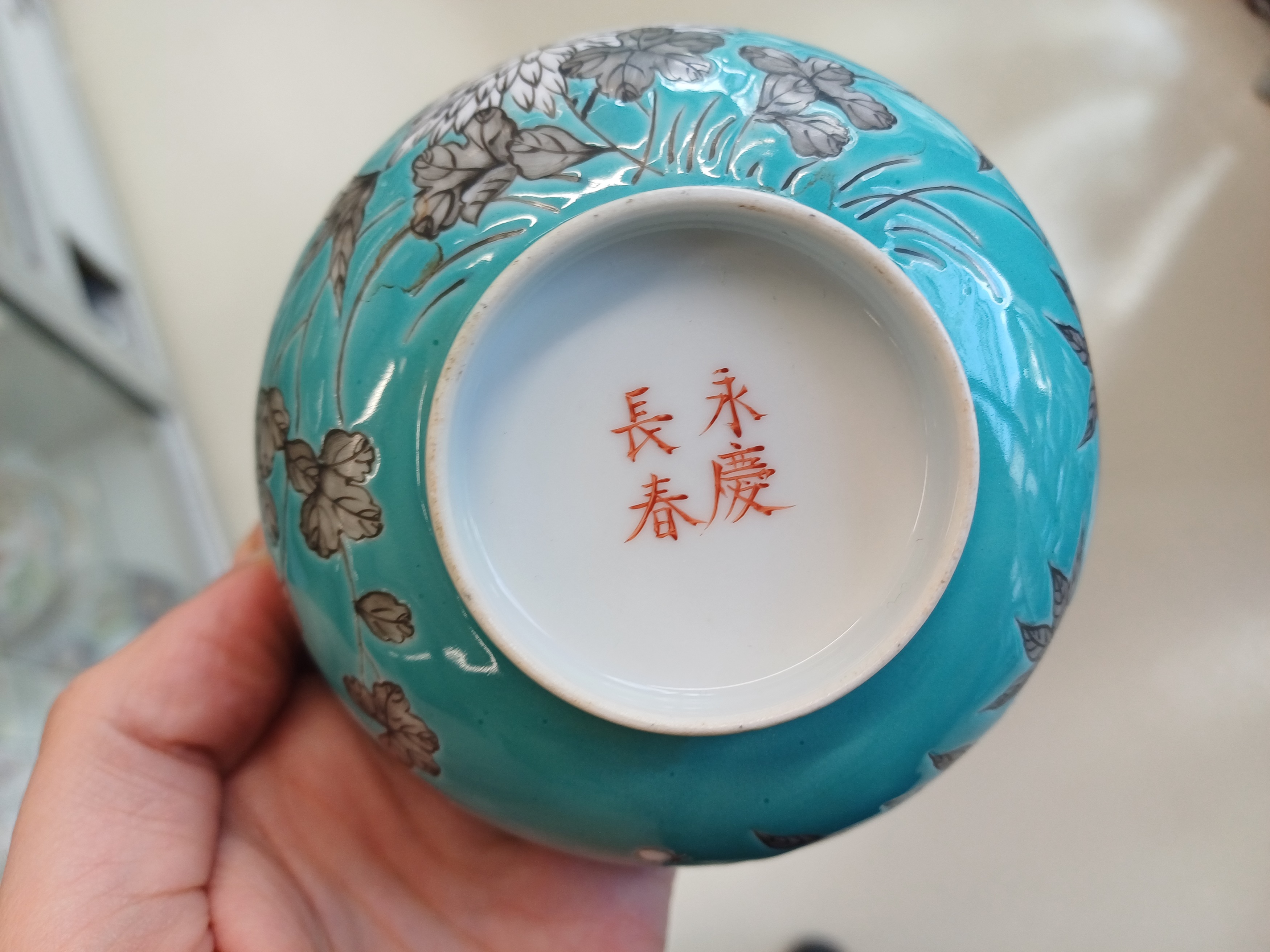 TWO CHINESE EN-GRISAILLE TURQUOISE-GROUND BOWLS 二十世紀 墨彩綠松石綠地花鳥圖盌一對 - Image 8 of 13
