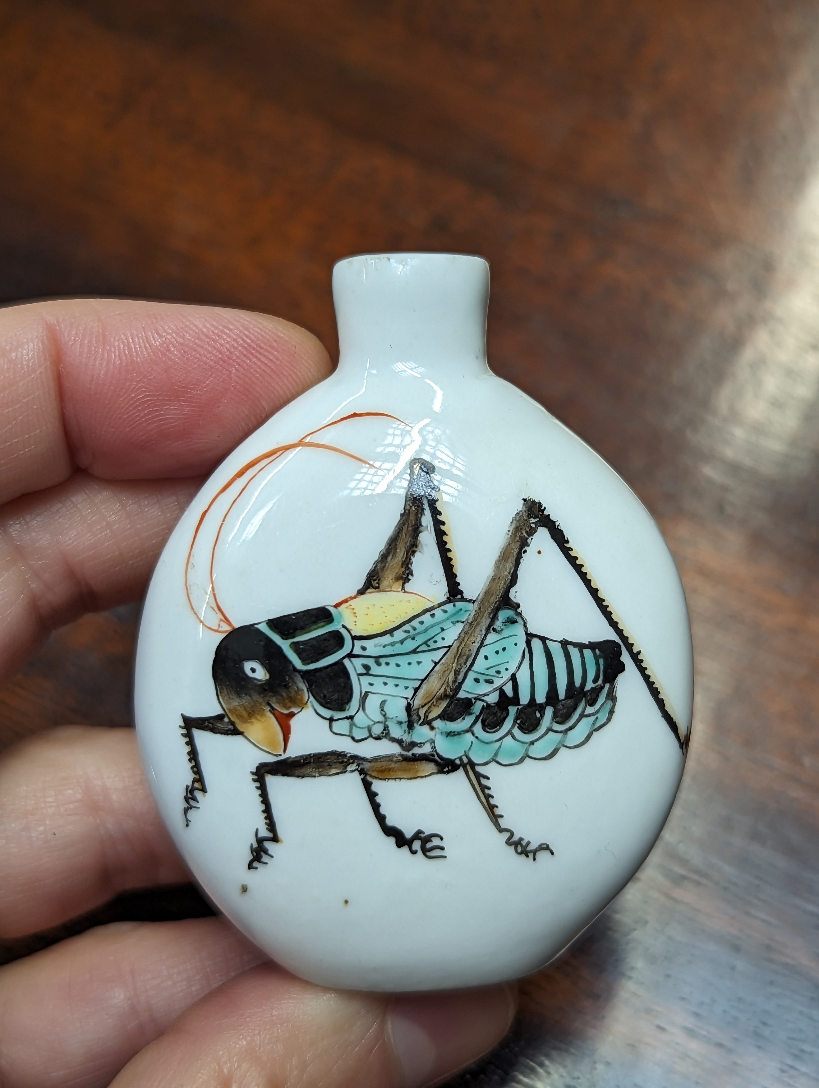 A CHINESE PORCELAIN 'CRICKET' SNUFF BOTTLE 晚清 蟈蟈圖鼻煙壺 - Image 2 of 9