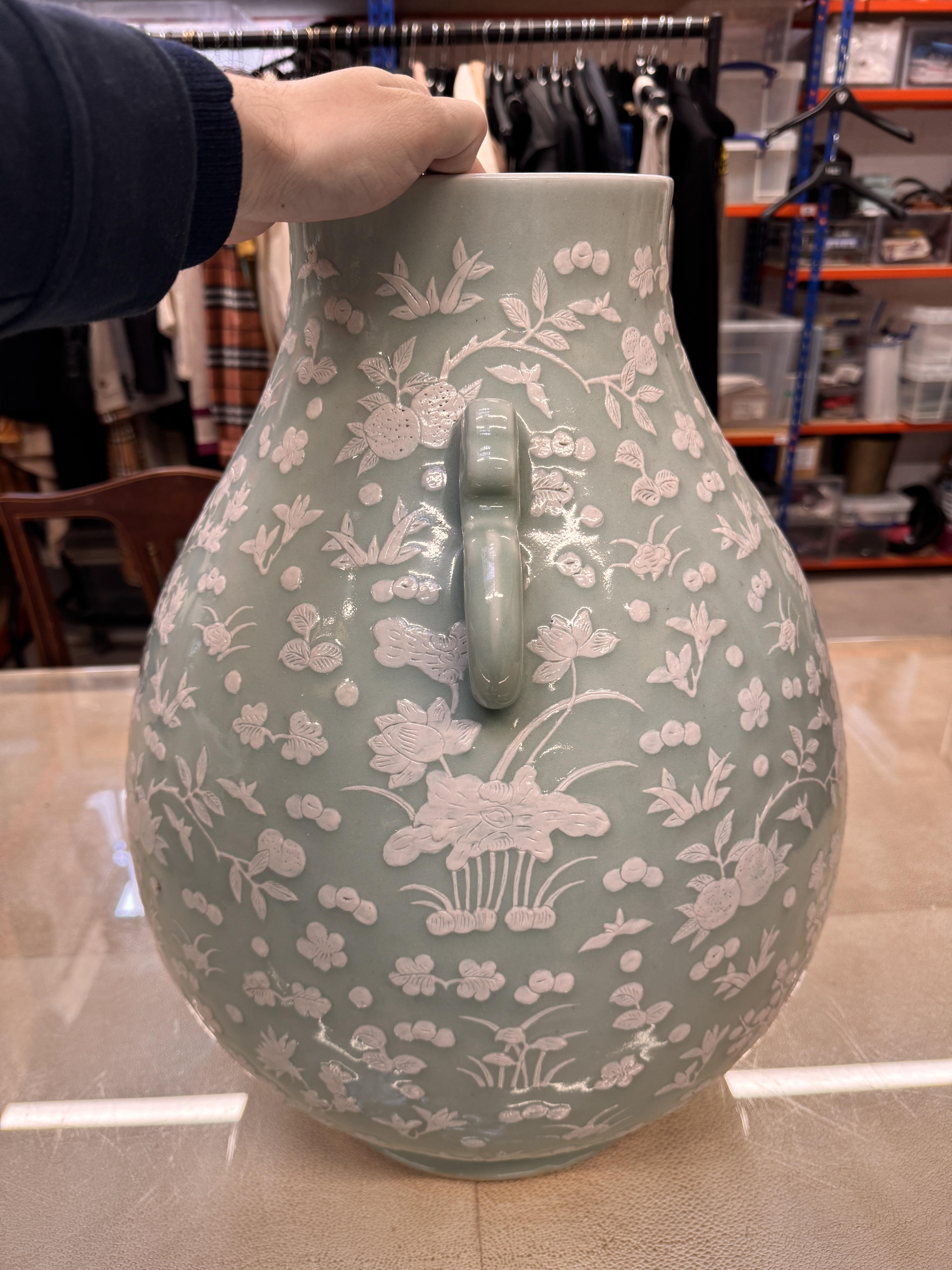 A LARGE CHINESE SLIP-DECORATED CELADON VASE, HU 青釉飾堆白雙龍耳瓶 - Image 5 of 12