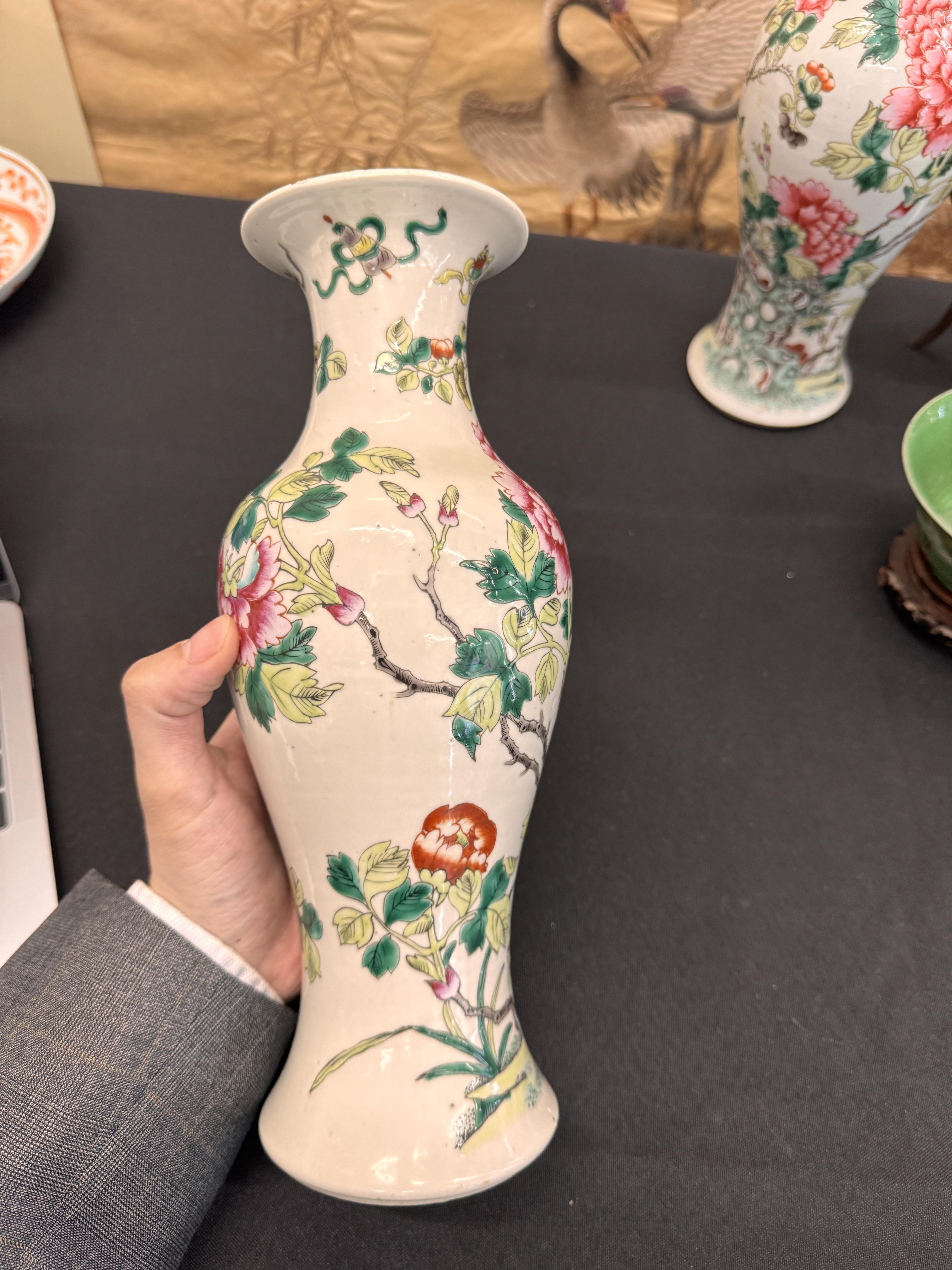A PAIR OF CHINESE FAMILLE-ROSE 'PEONY' VASES 清 十九或二十世紀 粉彩牡丹紋瓶一對 - Image 13 of 19