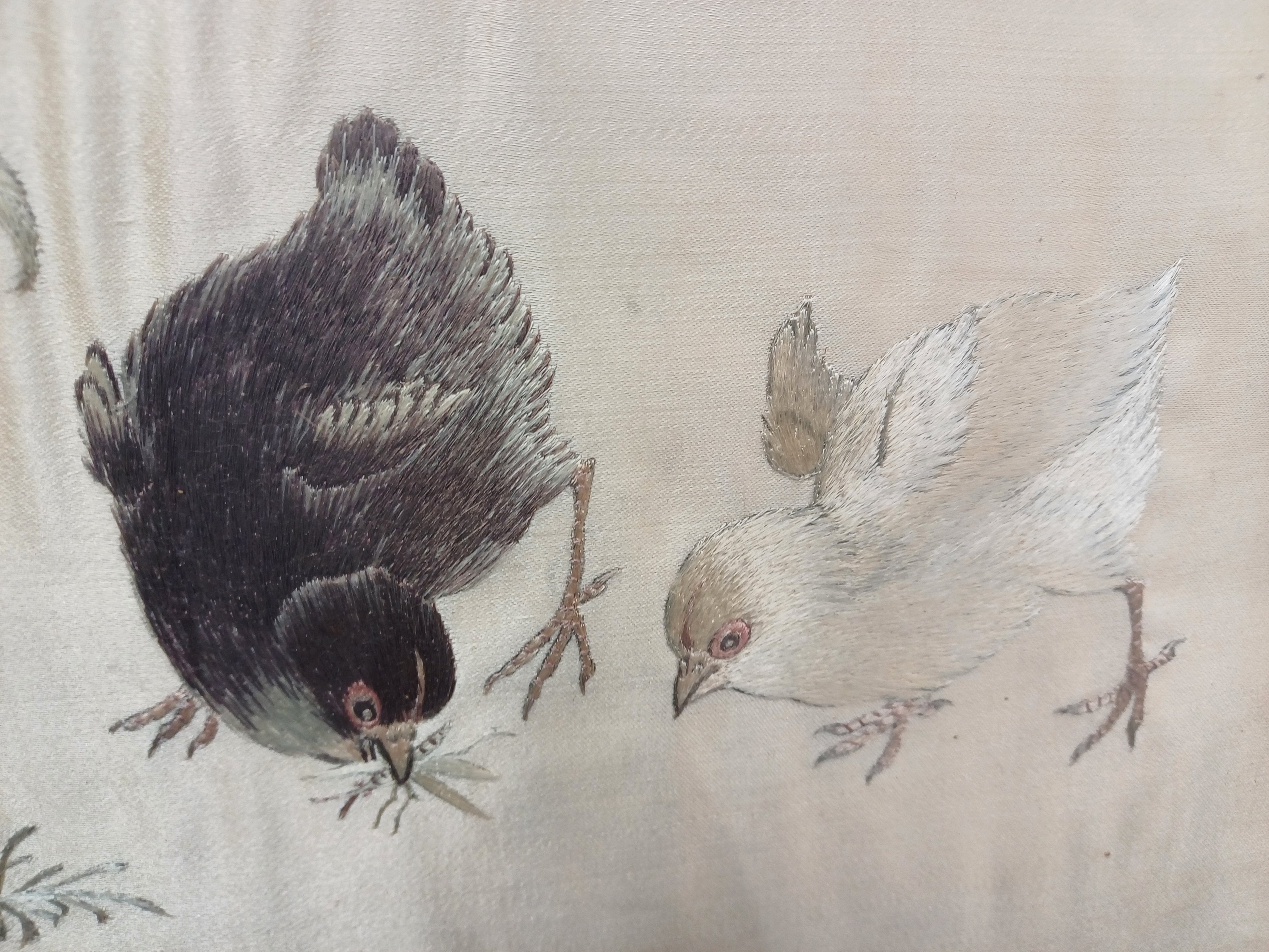 TWO CHINESE SILK EMBROIDERED 'CHICKENS' PANELS 十九至二十世紀 緞繡雞紋掛幅兩件 - Image 15 of 15