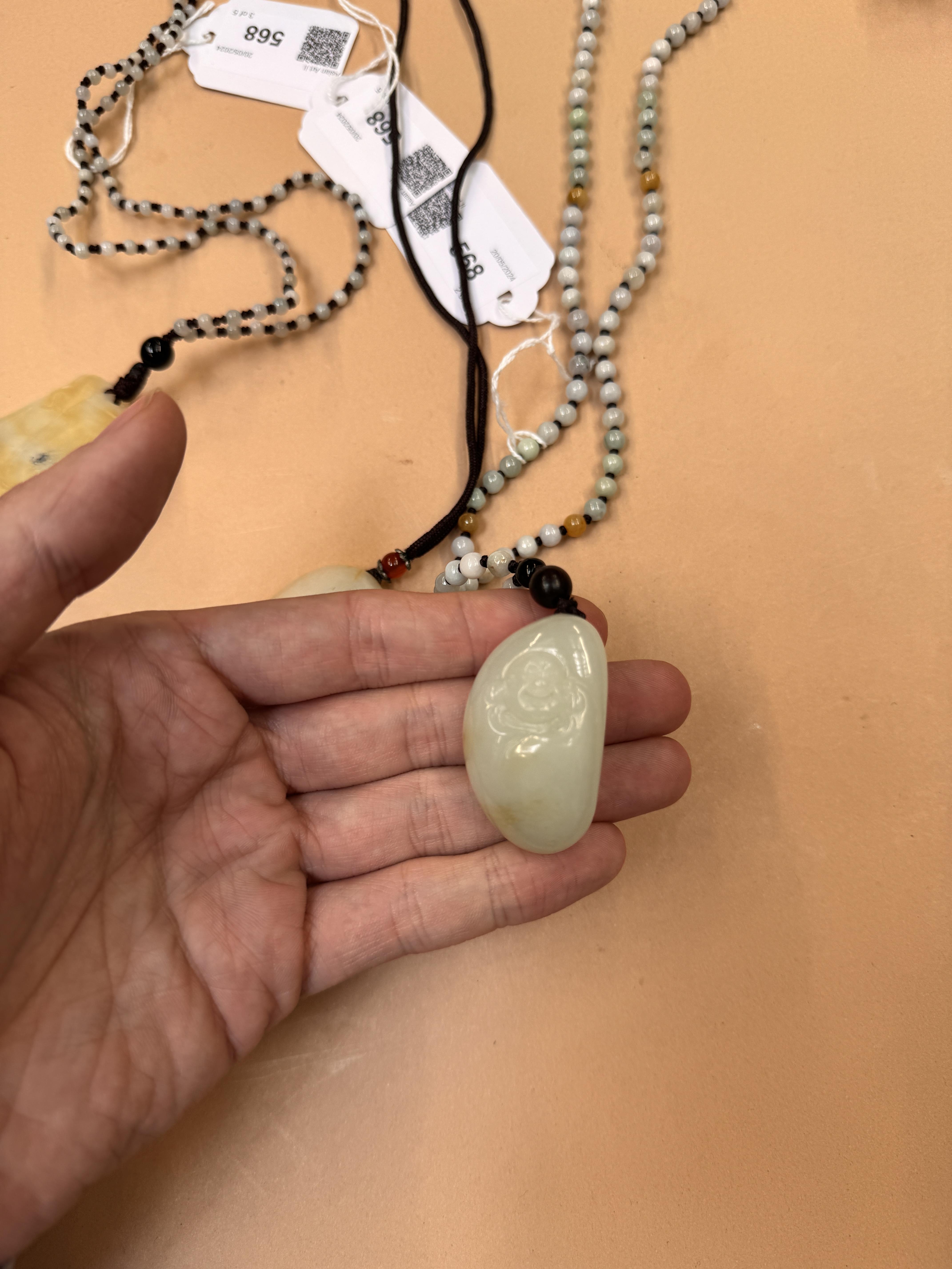 FIVE CHINESE JADE PENDANTS 二十世紀 玉吊飾一組五件 - Image 3 of 18