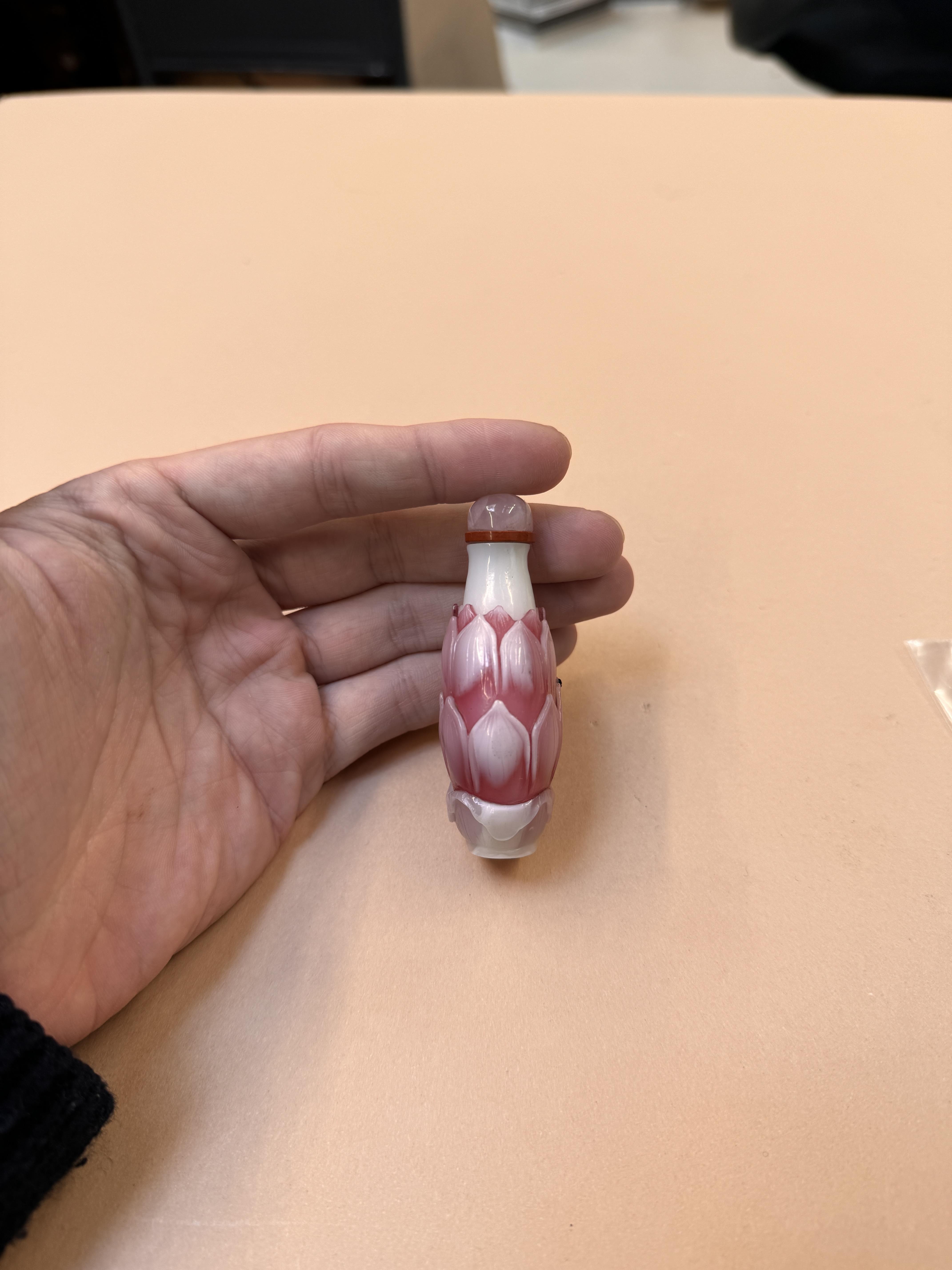 A CHINESE WHITE AND PINK BEIJING GLASS 'LOTUS' SNUFF BOTTLE 十九世紀 粉紅料荷花形鼻煙壺 - Image 14 of 16