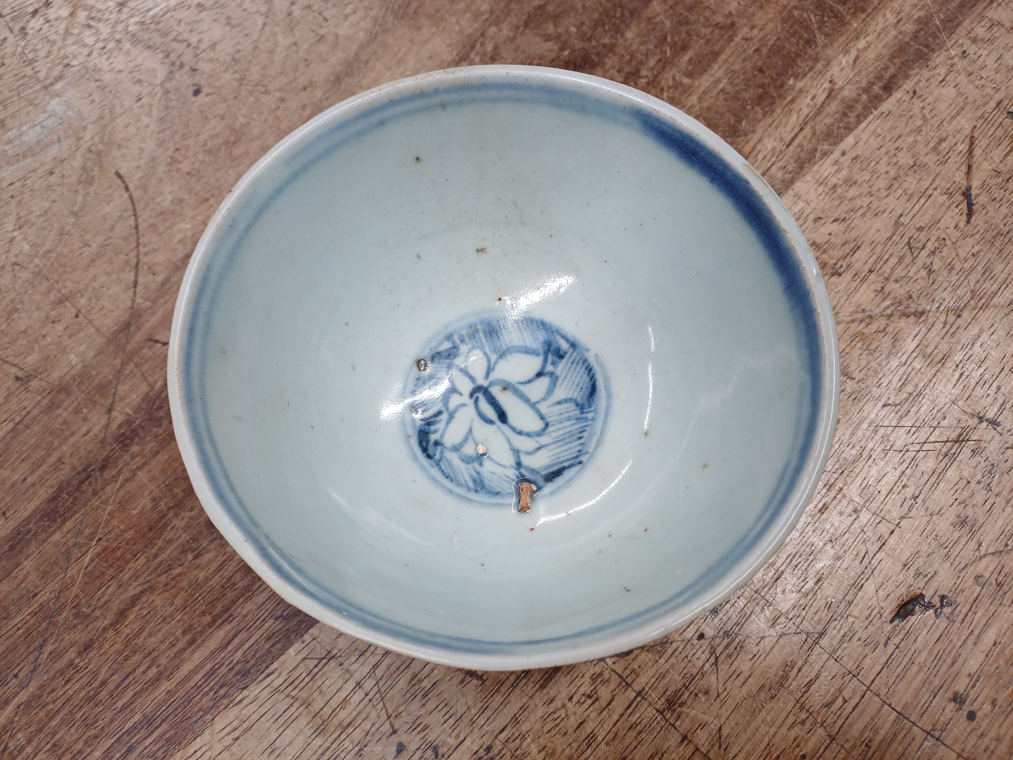 A CHINESE BLUE AND WHITE BOWL 明 青花蕉葉紋盌 - Image 5 of 6