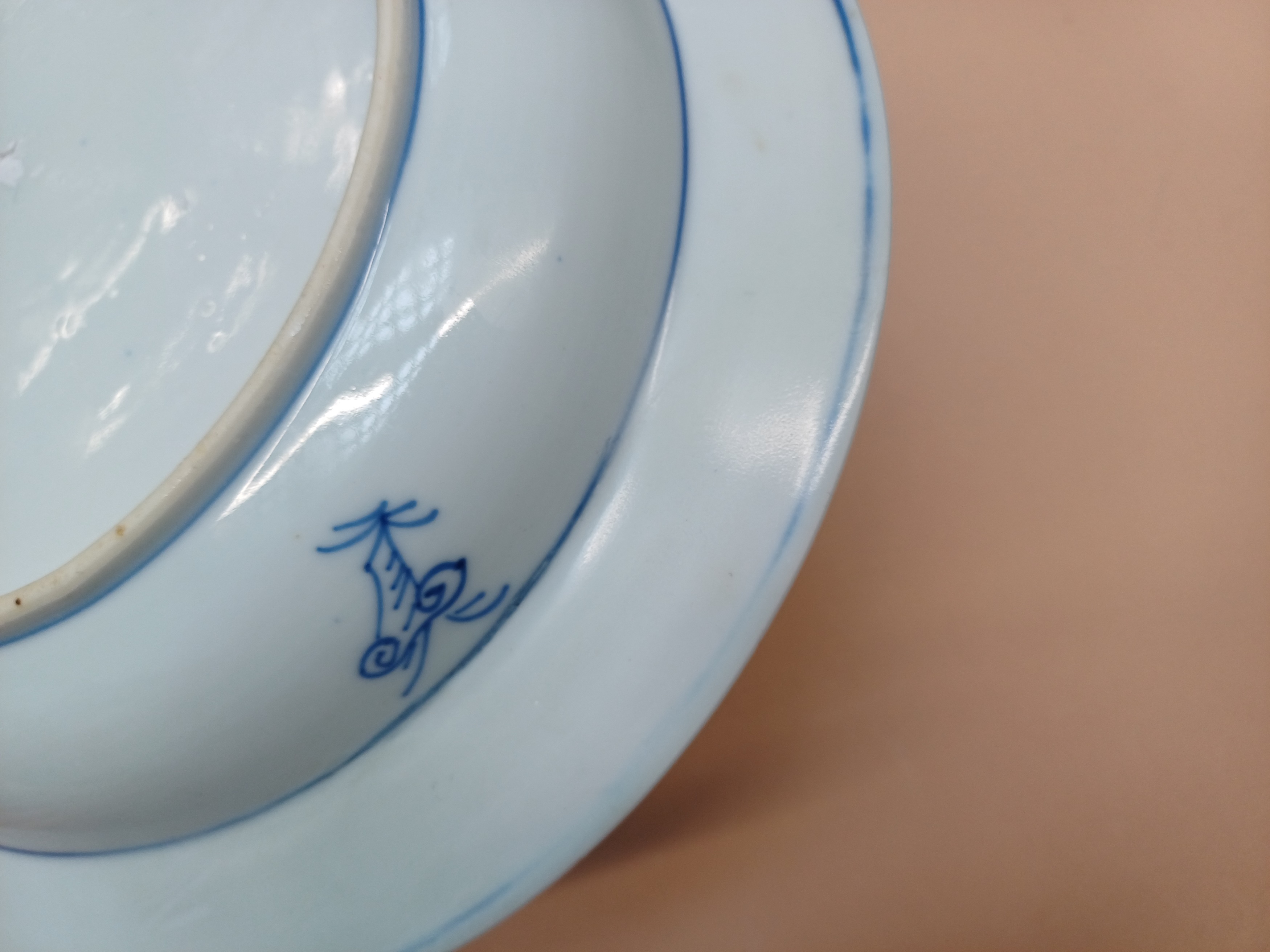 A CHINESE BLUE AND WHITE 'FIGURATIVE' DISH 清十八世紀 青花庭院人物故事圖盤 - Image 3 of 6