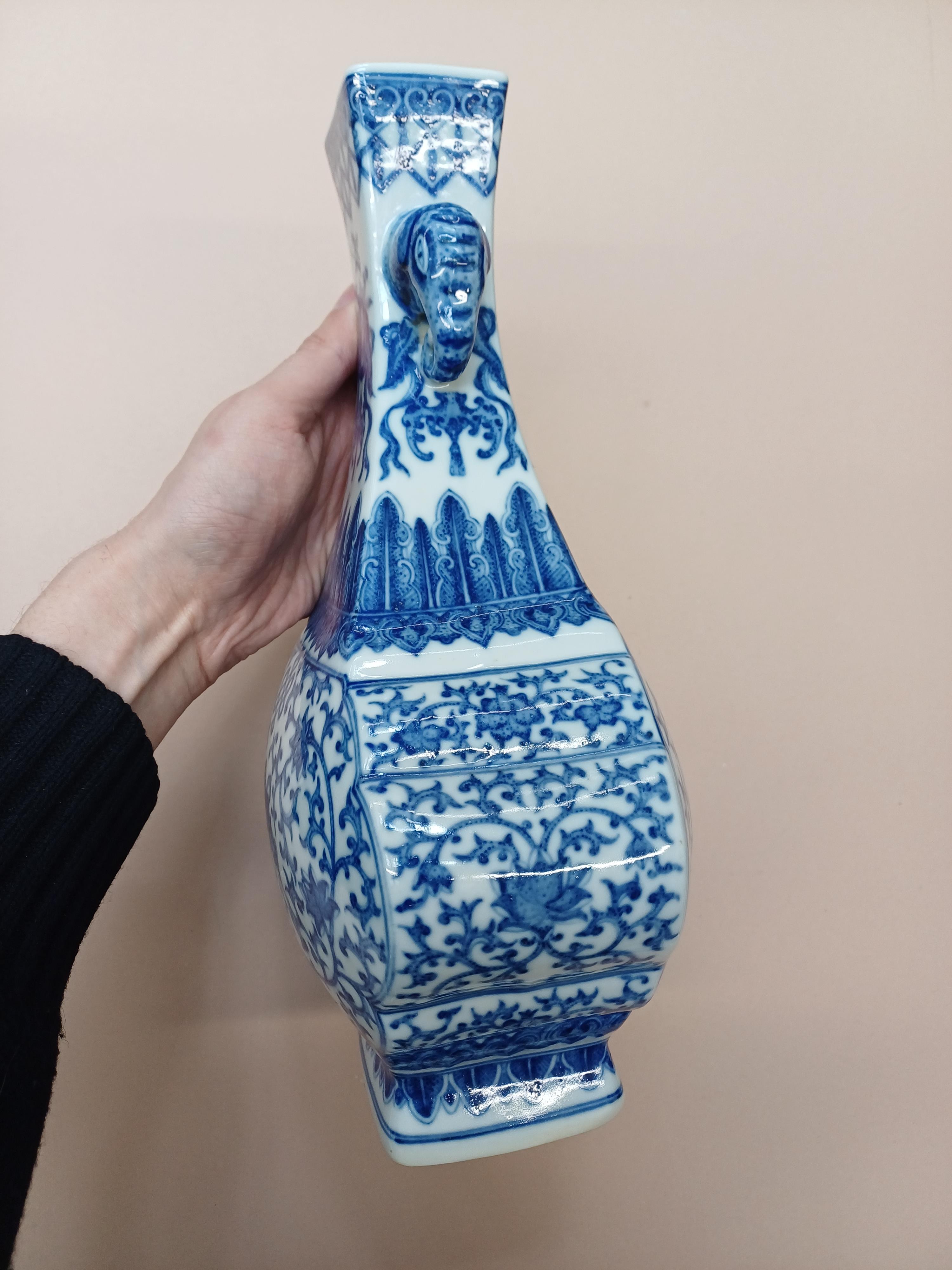 A CHINESE BLUE AND WHITE 'LOTUS SCROLLS' VASE 二十世紀 青花纏枝蓮紋雙象耳瓶 《大清乾隆年製》款 - Image 6 of 8