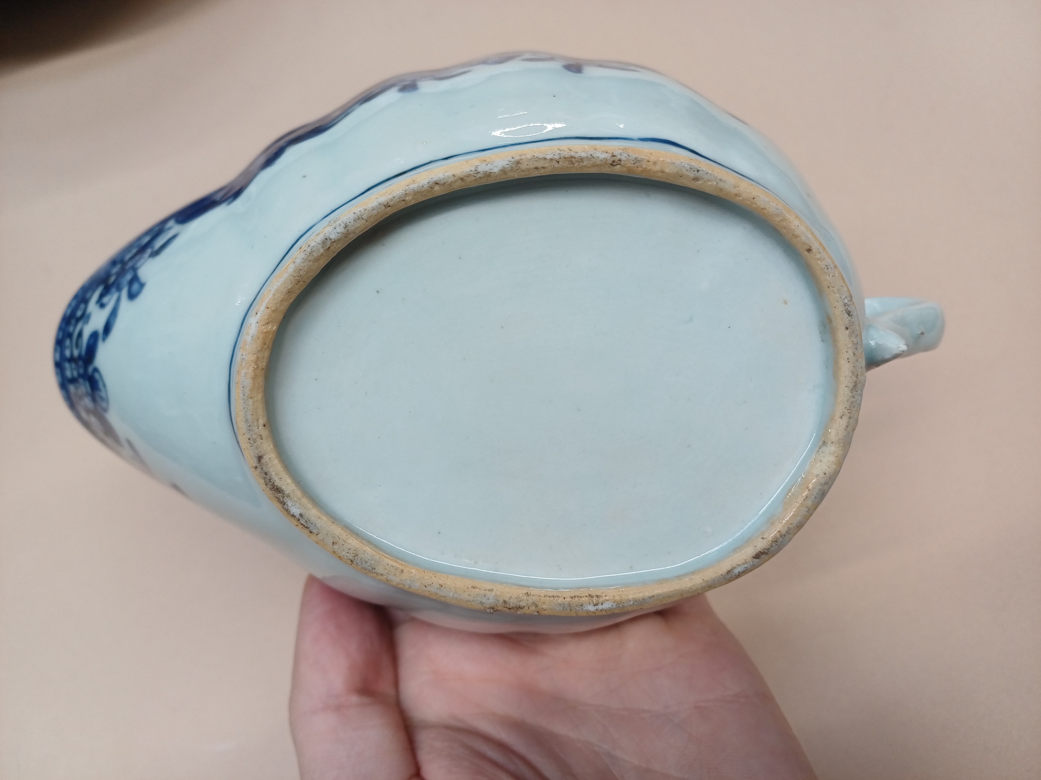 A CHINESE BLUE AND WHITE DISH, BOWL AND A SAUCE BOAT 明至十八世紀 青花盤、盌及醬料船一組 - Image 11 of 16