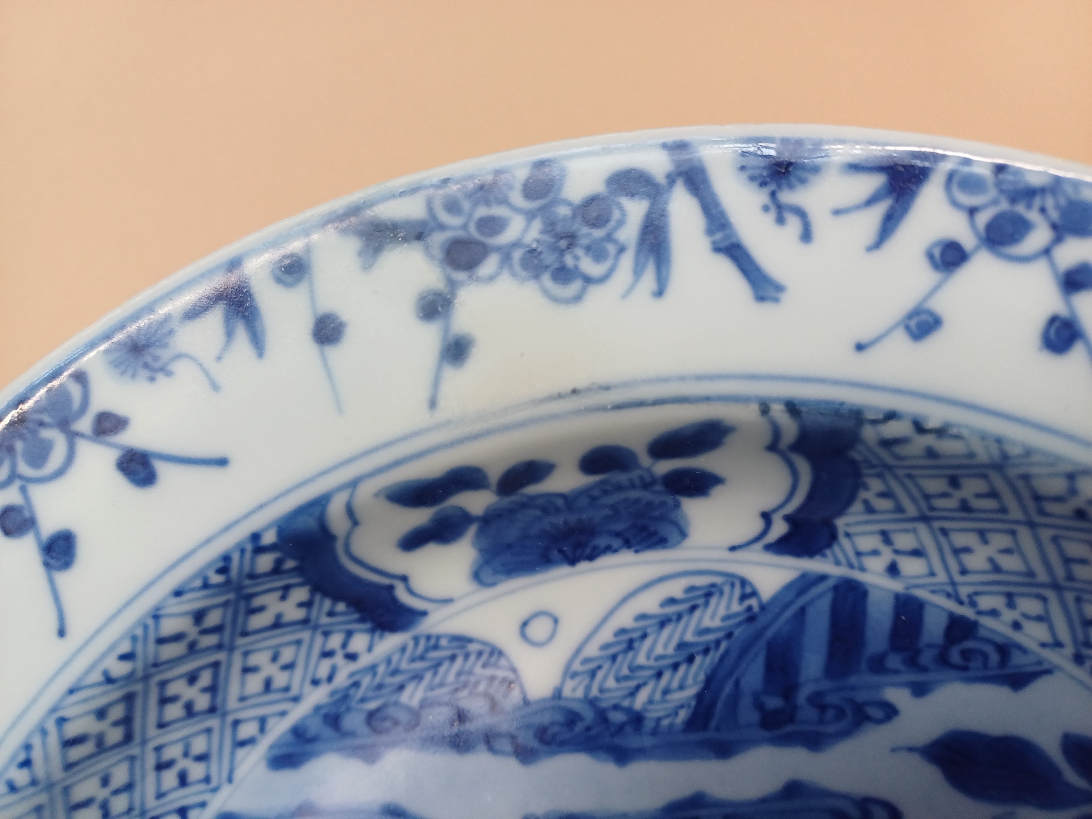 A CHINESE BLUE AND WHITE 'FIGURATIVE' DISH 清十八世紀 青花庭院人物故事圖盤 - Image 2 of 6