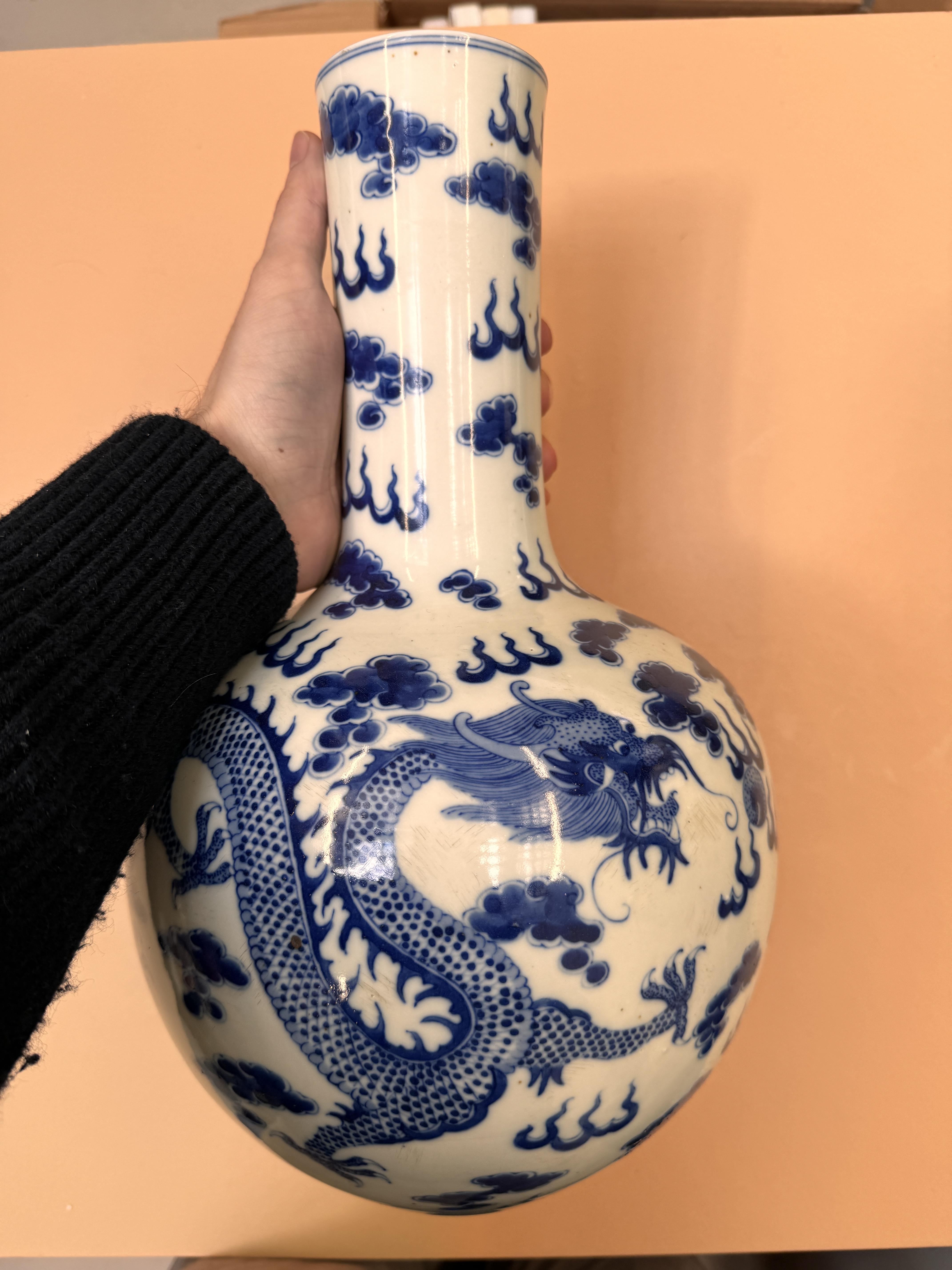 A CHINESE BLUE AND WHITE 'DRAGONS' VASE 清十九世紀 青花雲龍紋瓶 - Image 15 of 28