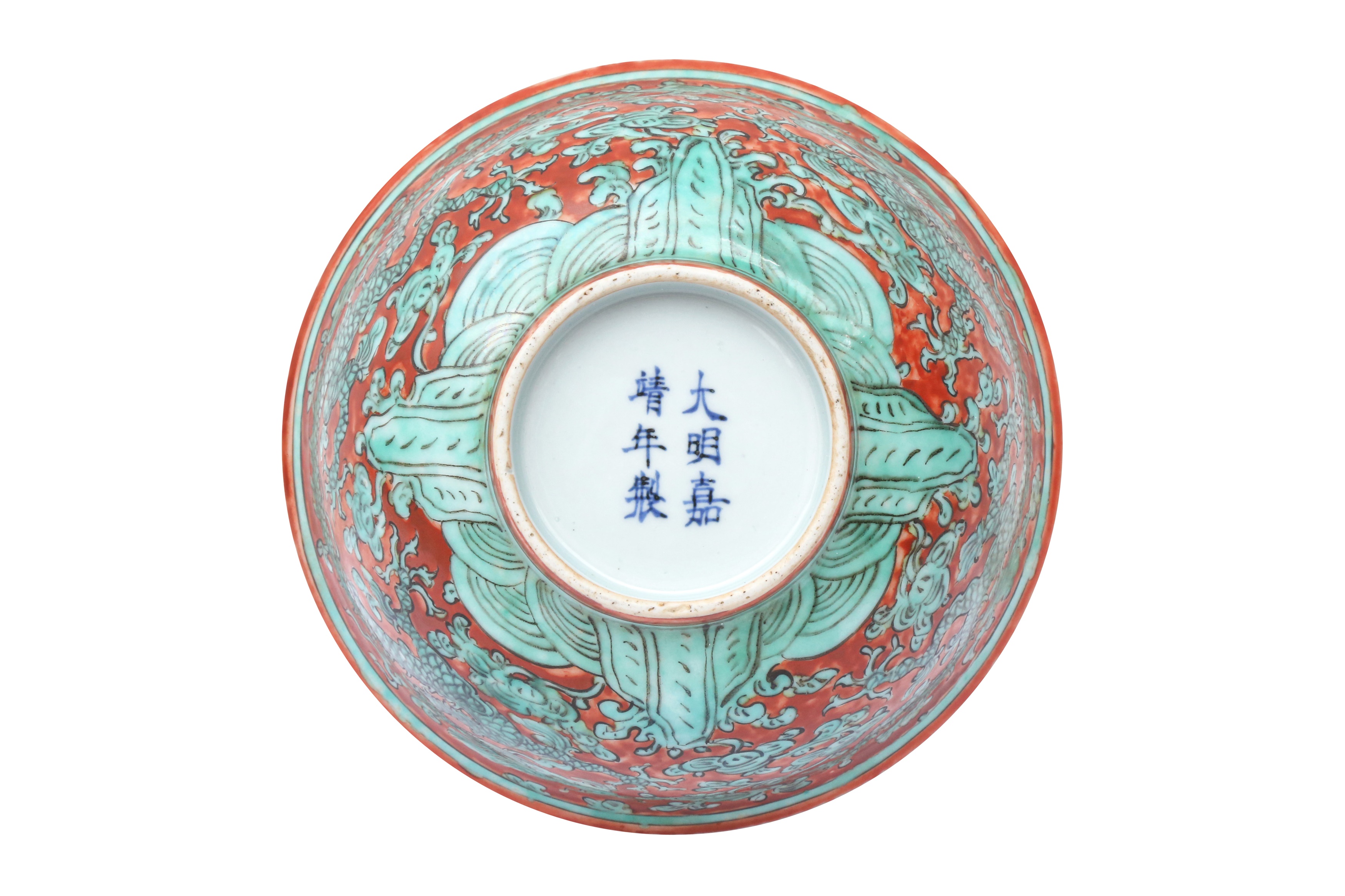 A CHINESE RED-GROUND GREEN-ENAMELLED 'DRAGON' BOWL 二十世紀 紅地綠彩龍紋盌《大明嘉靖年製》款 - Image 2 of 8