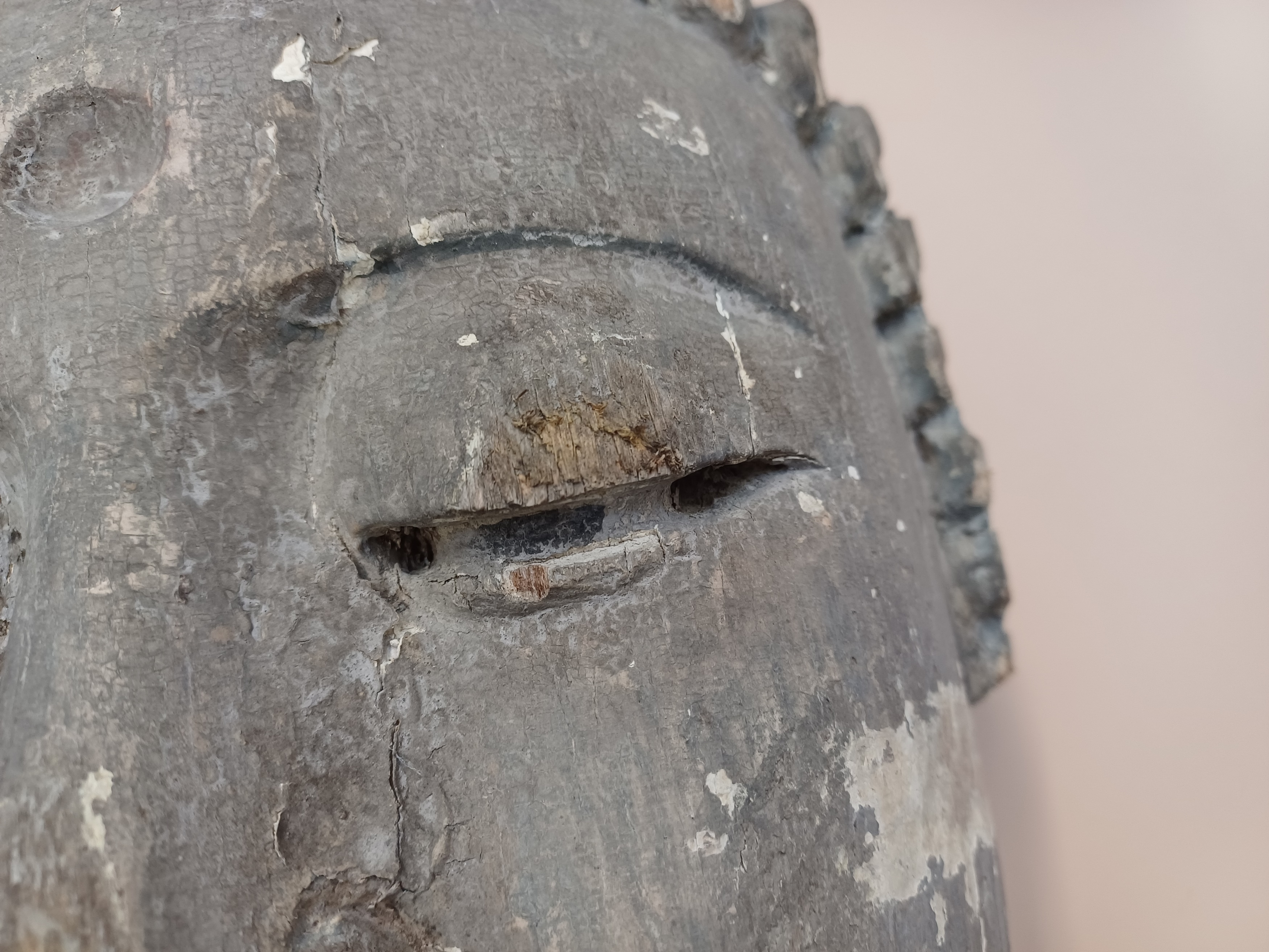 A LARGE CHINESE CARVED WOOD HEAD OF BUDDHA 清十九世紀 木雕佛頭像 - Image 2 of 11