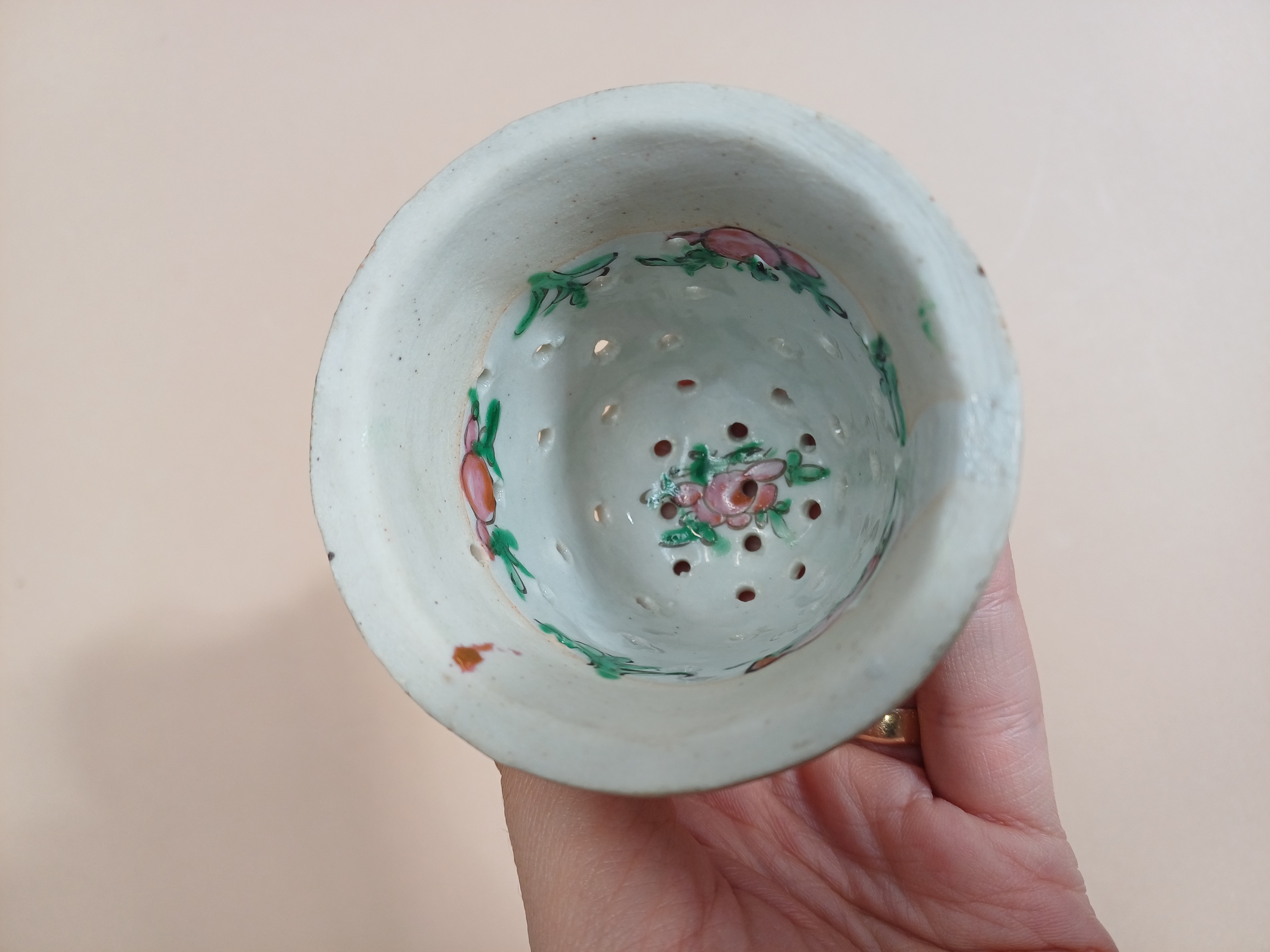 A GROUP OF CHINESE CANTON FAMILLE-ROSE PORCELAIN 晚清 十九或二十世紀 廣彩瓷器一組 - Image 8 of 33