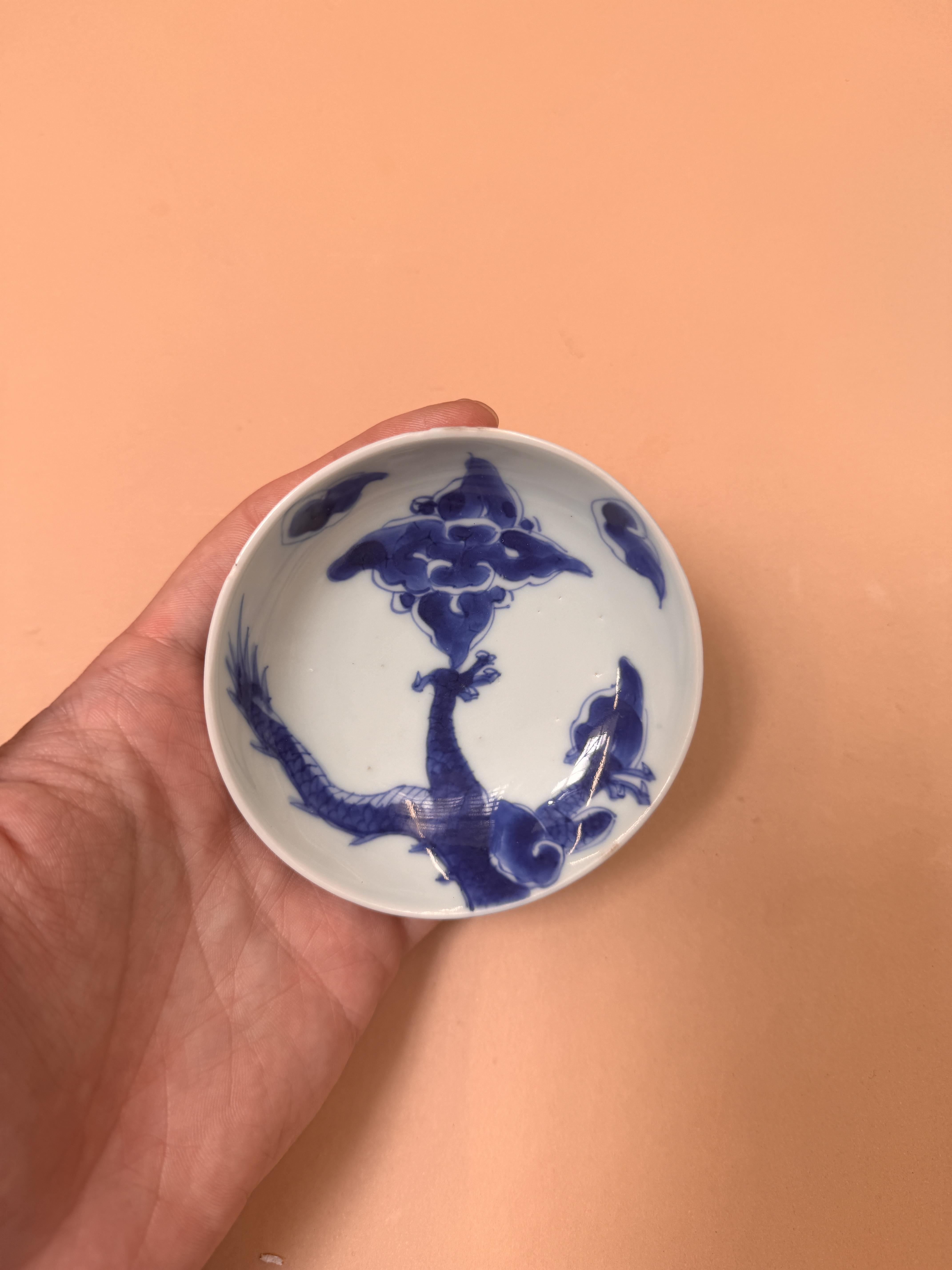 A CHINESE BLUE AND WHITE 'DRAGON' COVER 清十九世紀 青花龍紋盌 《大清雍正年製》款 - Image 5 of 12