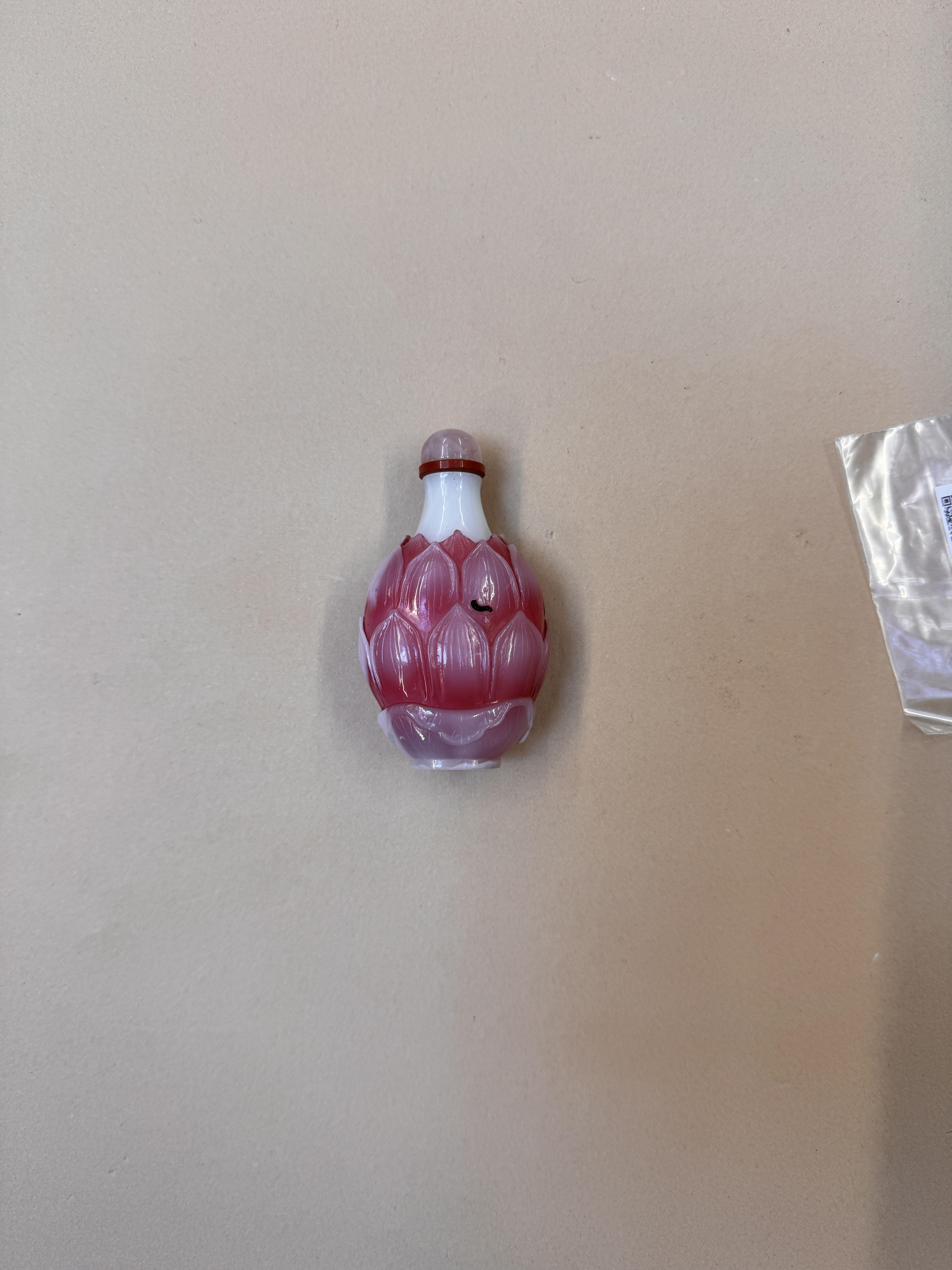 A CHINESE WHITE AND PINK BEIJING GLASS 'LOTUS' SNUFF BOTTLE 十九世紀 粉紅料荷花形鼻煙壺 - Image 13 of 16