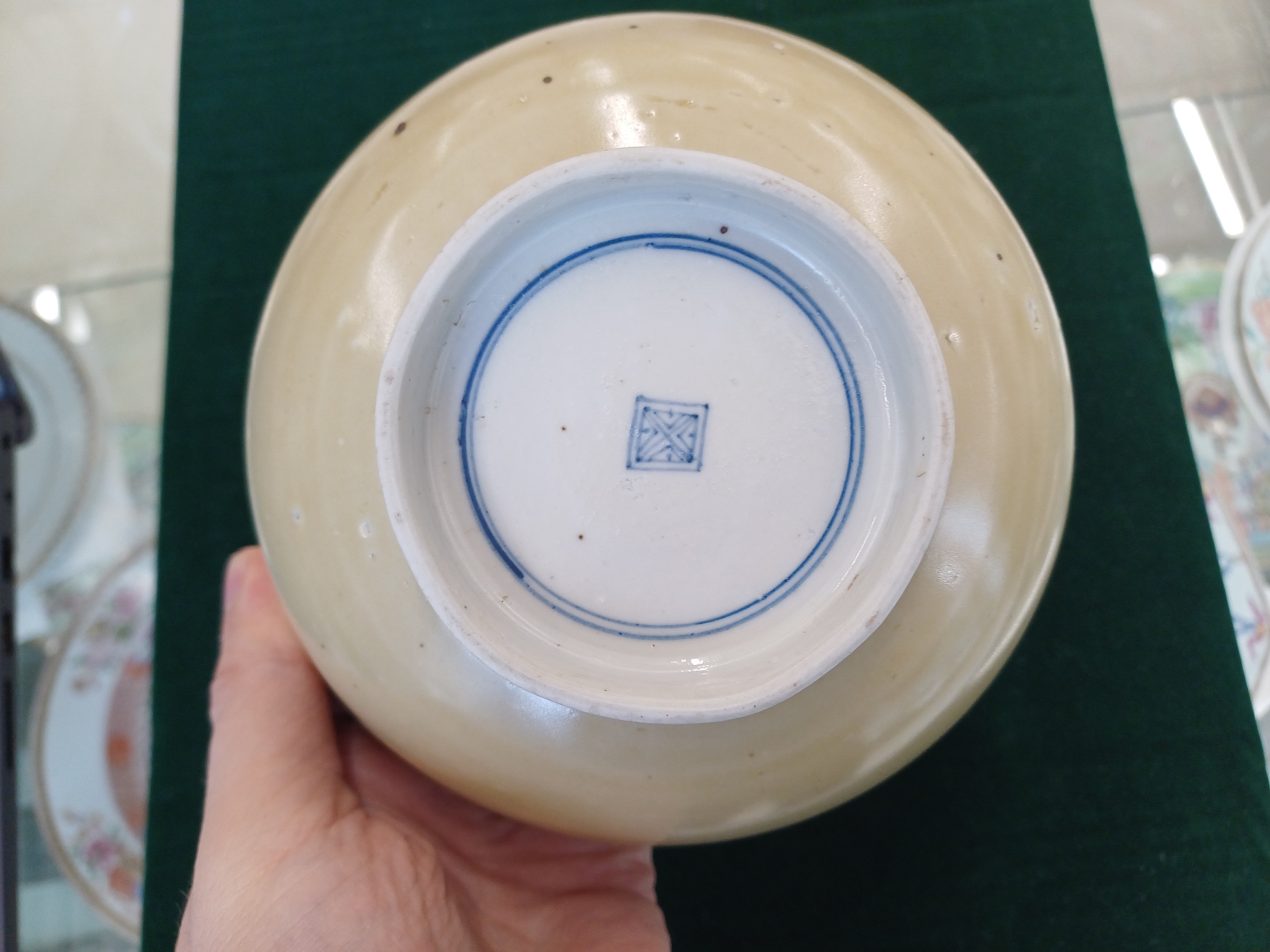A CHINESE BLUE AND WHITE CAFE-AU-LAIT BOWL 清十八世紀 內青花花卉紋外紫金釉盌 - Image 7 of 10