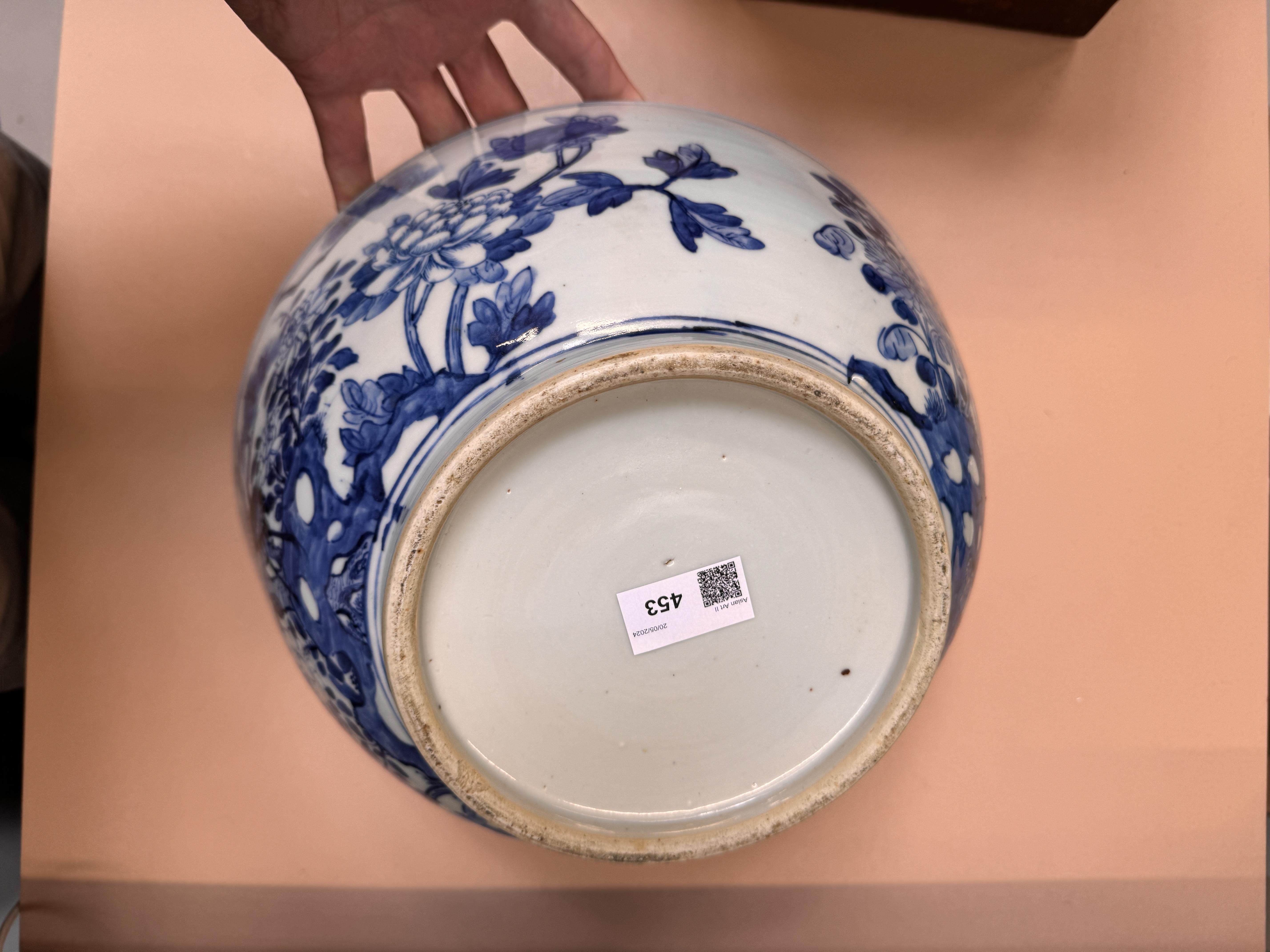 A CHINESE BLUE AND WHITE 'BIRDS AND BLOSSOMS' BOWL 清十九世紀 青花花鳥圖紋盌 - Image 3 of 15