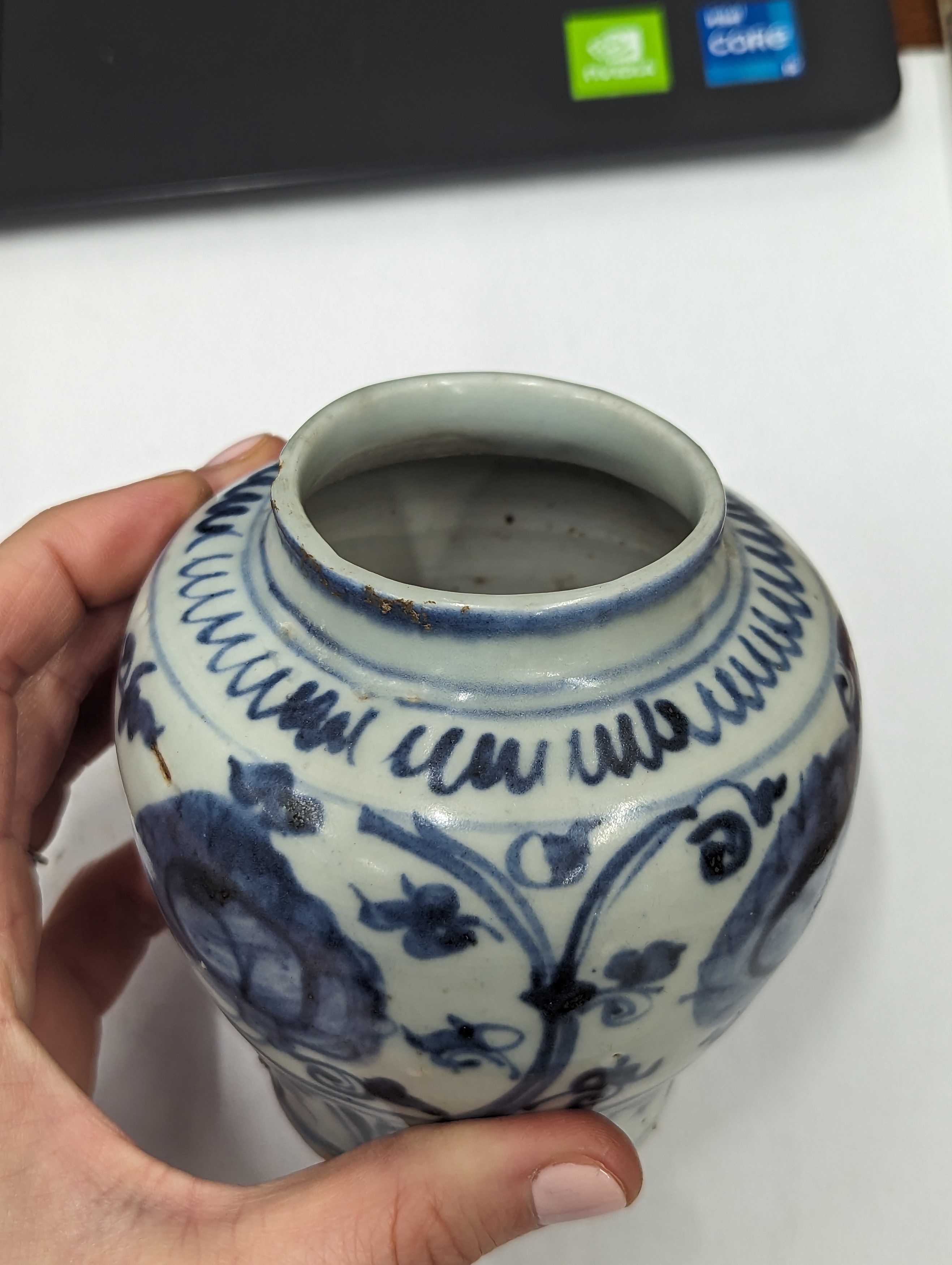 A SMALL CHINESE BLUE AND WHITE JAR 明 青花花卉紋小罐 - Image 5 of 11
