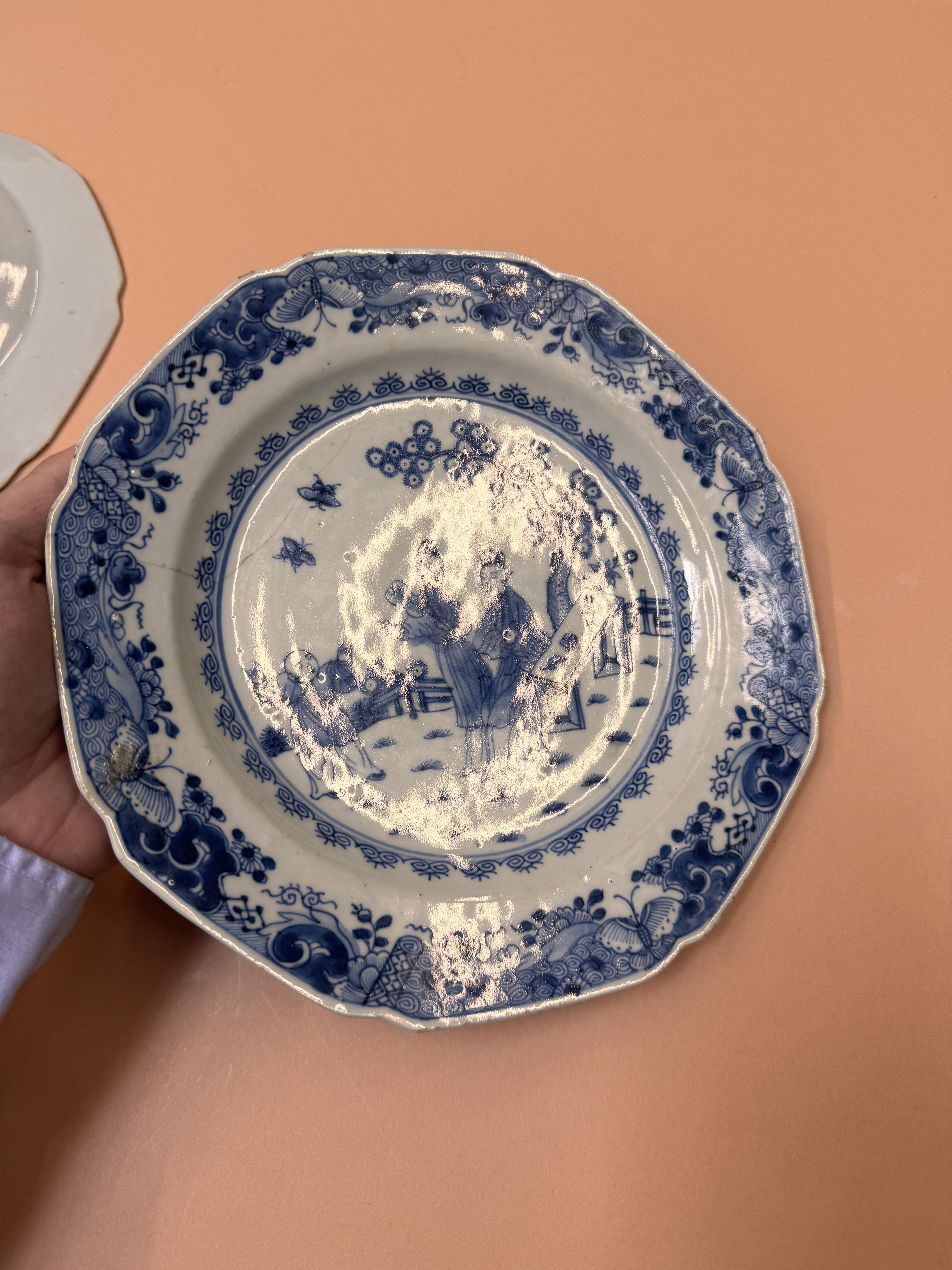 TWO CHINESE EXPORT BLUE AND WHITE DISHES 清十八世紀 外銷青花人物故事圖紋盤兩件 - Image 9 of 11