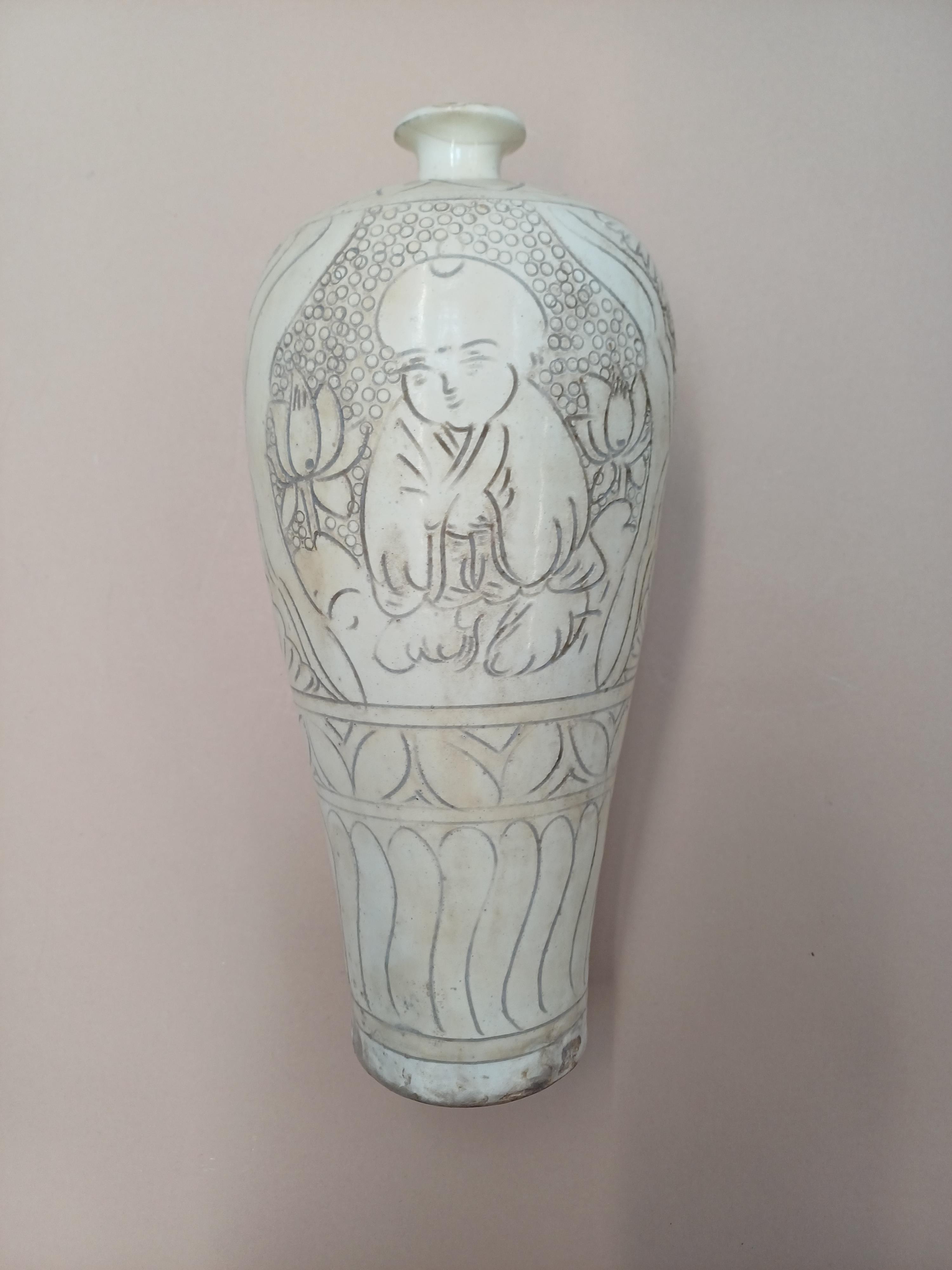 A CHINESE CIZHOU-STYLE INCISED VASE 二十世紀 仿磁州窰白釉劃花梅瓶 - Image 9 of 9