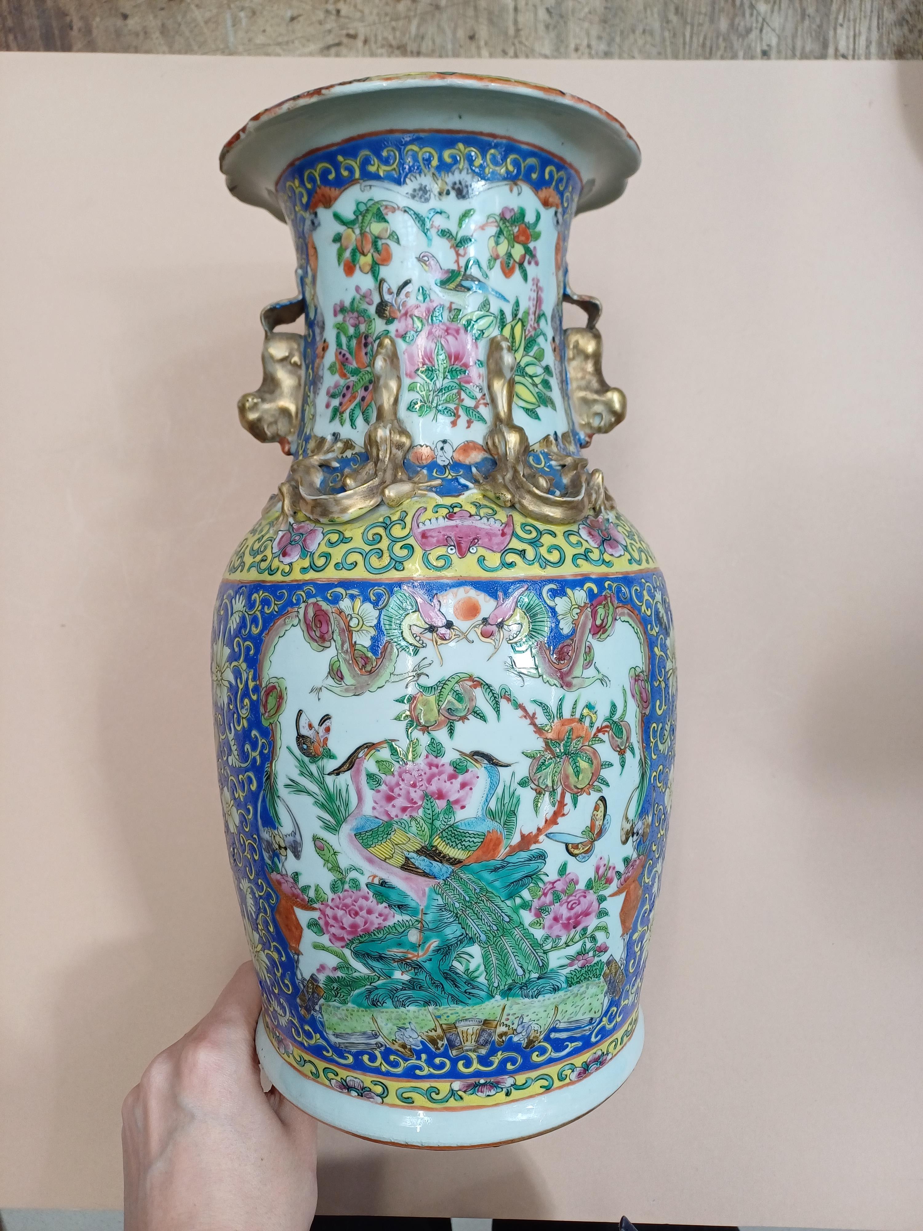 A PAIR OF CHINESE CANTON FAMILLE-ROSE VASES 十九或二十世紀 廣彩花鳥圖紋瓶一對 - Image 9 of 14