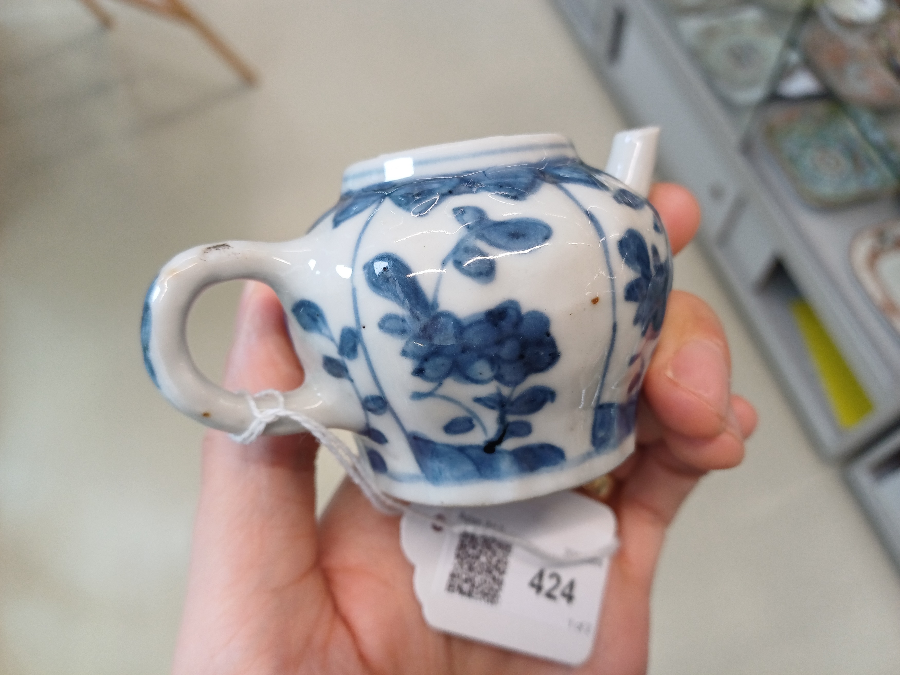A SMALL CHINESE BLUE AND WHITE TEAPOT AND COVER 清康熙 青花花卉紋茶壺 - Image 4 of 8
