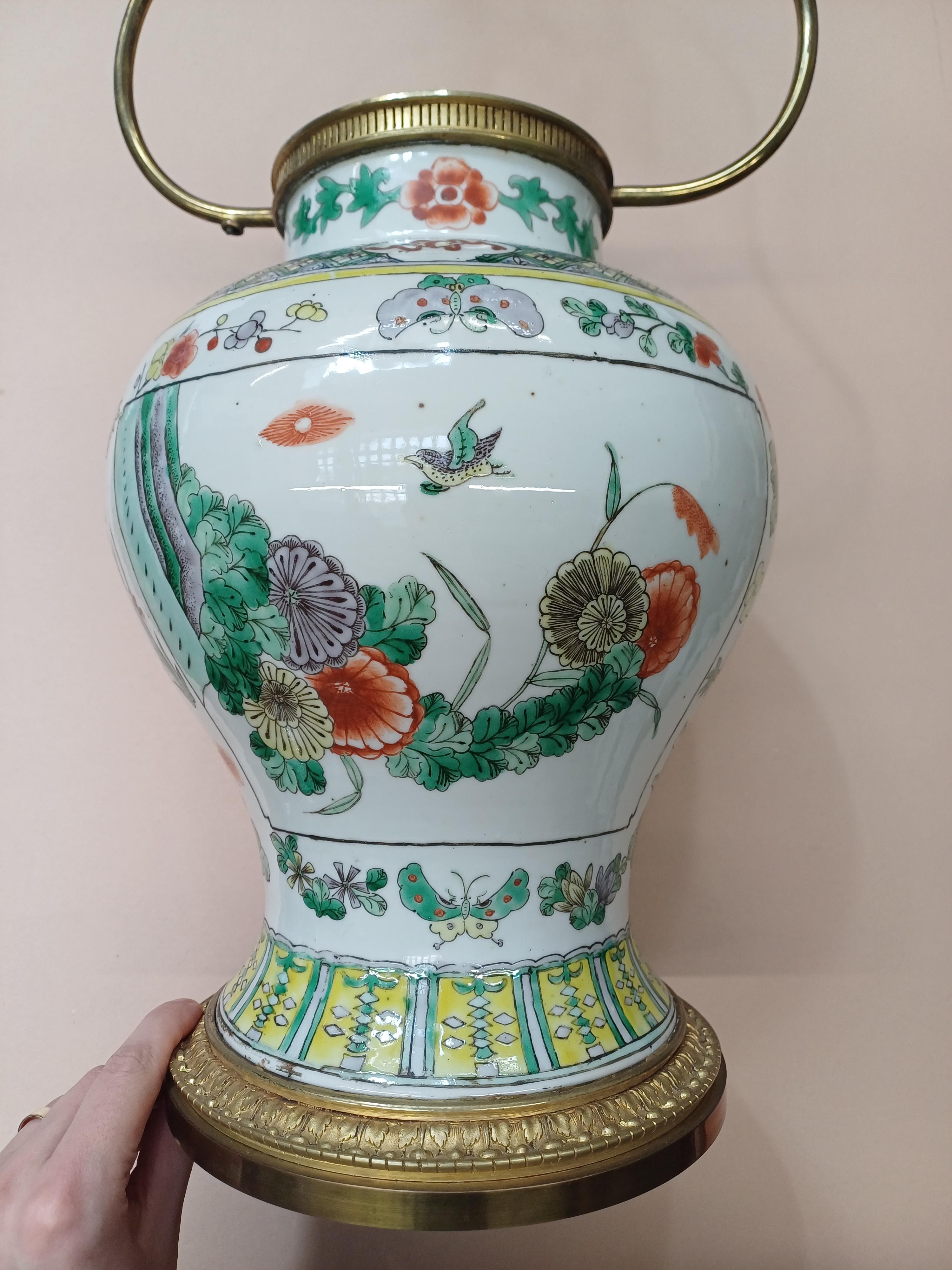 A CHINESE FAMILLE-VERTE 'LOTUS POND' VASE AND COVER 晚清五彩蓮池紋將軍罐 - Image 9 of 14