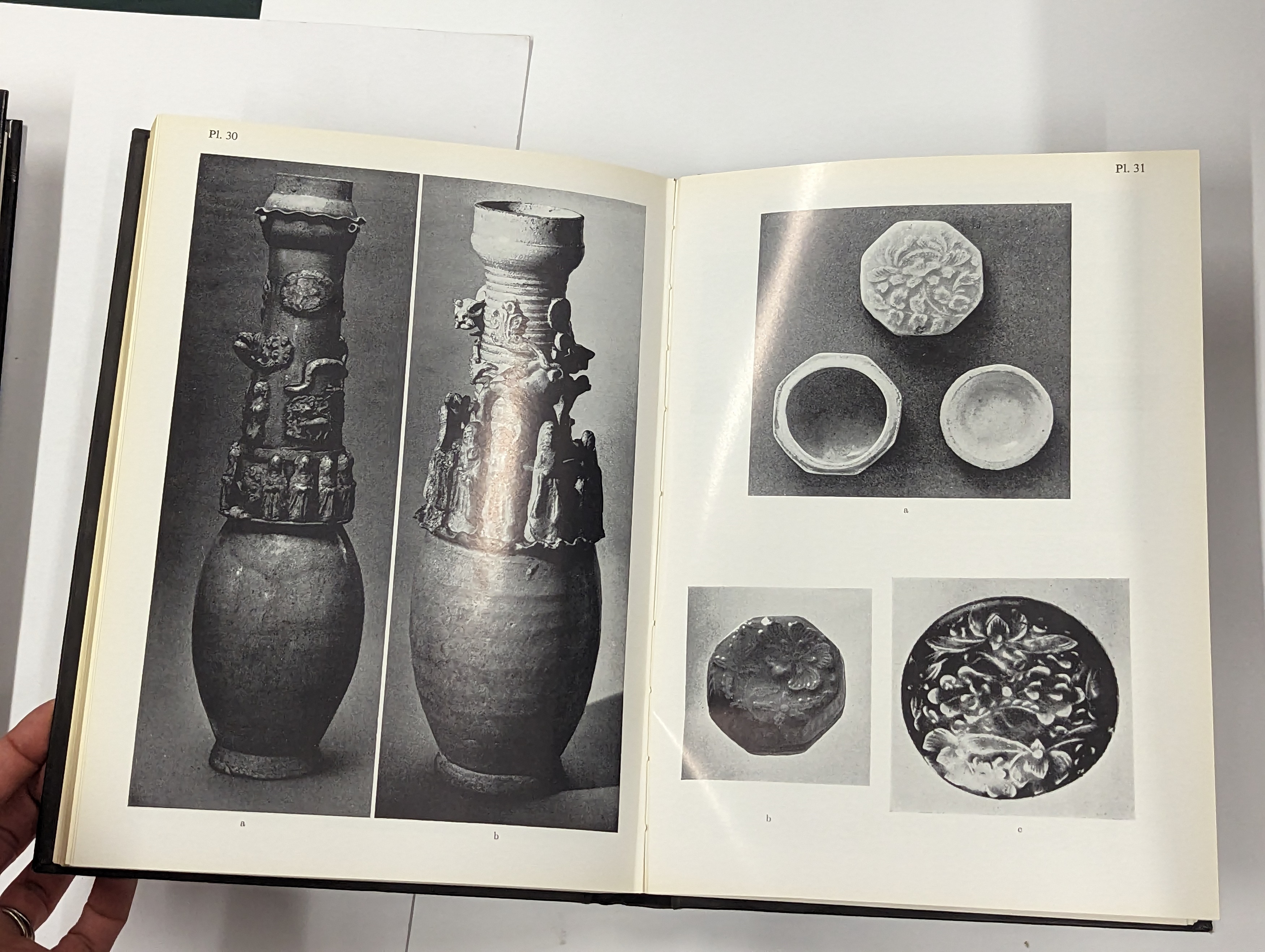 TWO CHINESE SONG DYNASTY CERAMICS REFERENCE BOOKS 宋朝瓷器參考書一組兩本 - Image 3 of 7