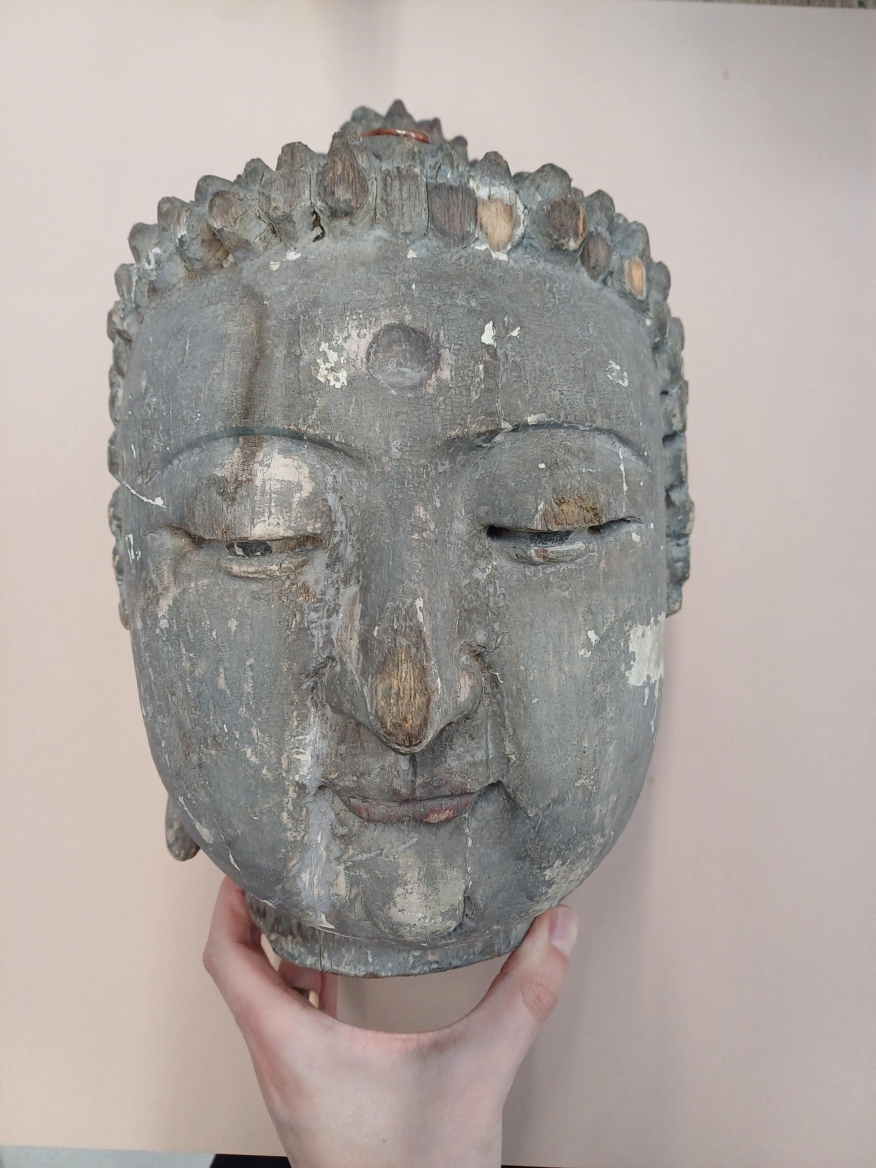 A LARGE CHINESE CARVED WOOD HEAD OF BUDDHA 清十九世紀 木雕佛頭像 - Image 11 of 11